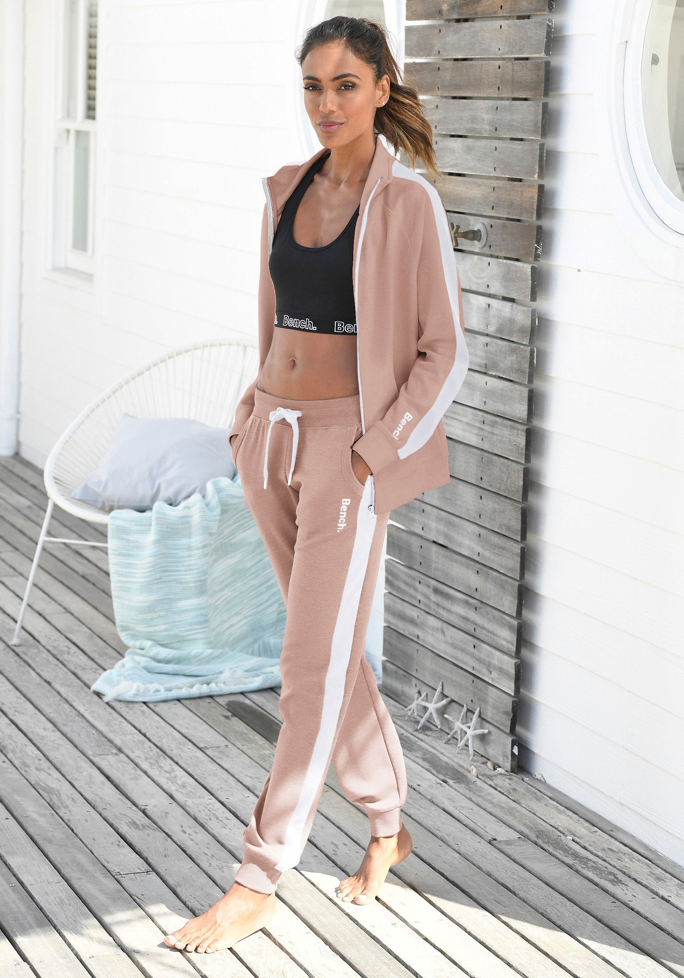 Bench. Loungewear Sweathose, mit Seitenstreifen und schmalem Bein,  Loungeanzug online kaufen