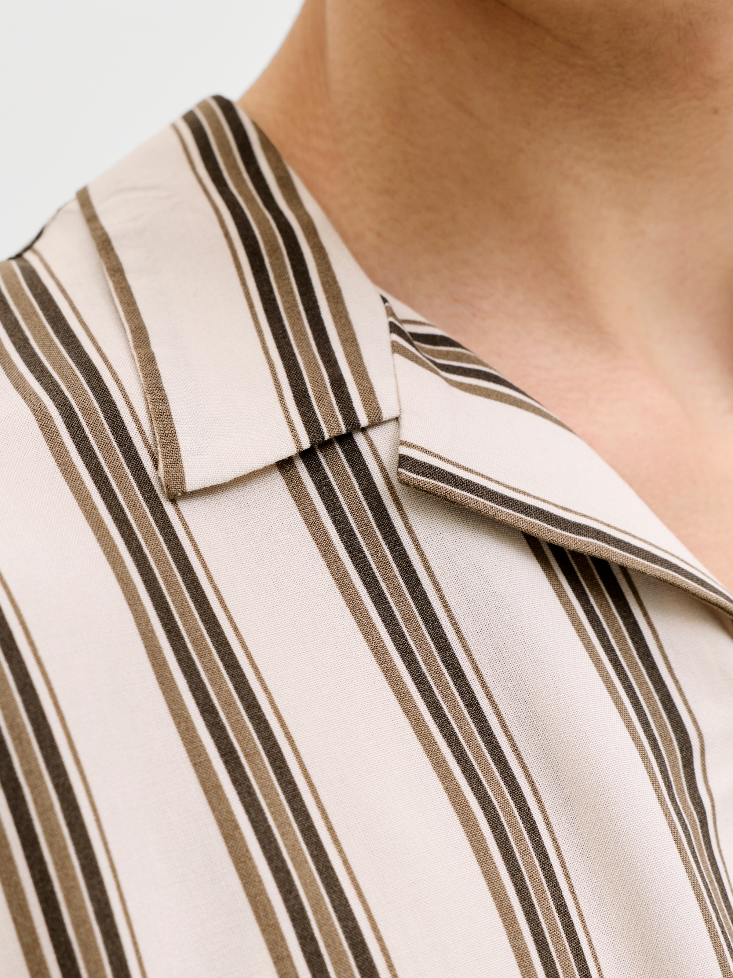 Jack & Jones Kurzarmhemd »JJEJEFF RESORT STRIPE SHIRT S/S SN« Viskose, loose fit