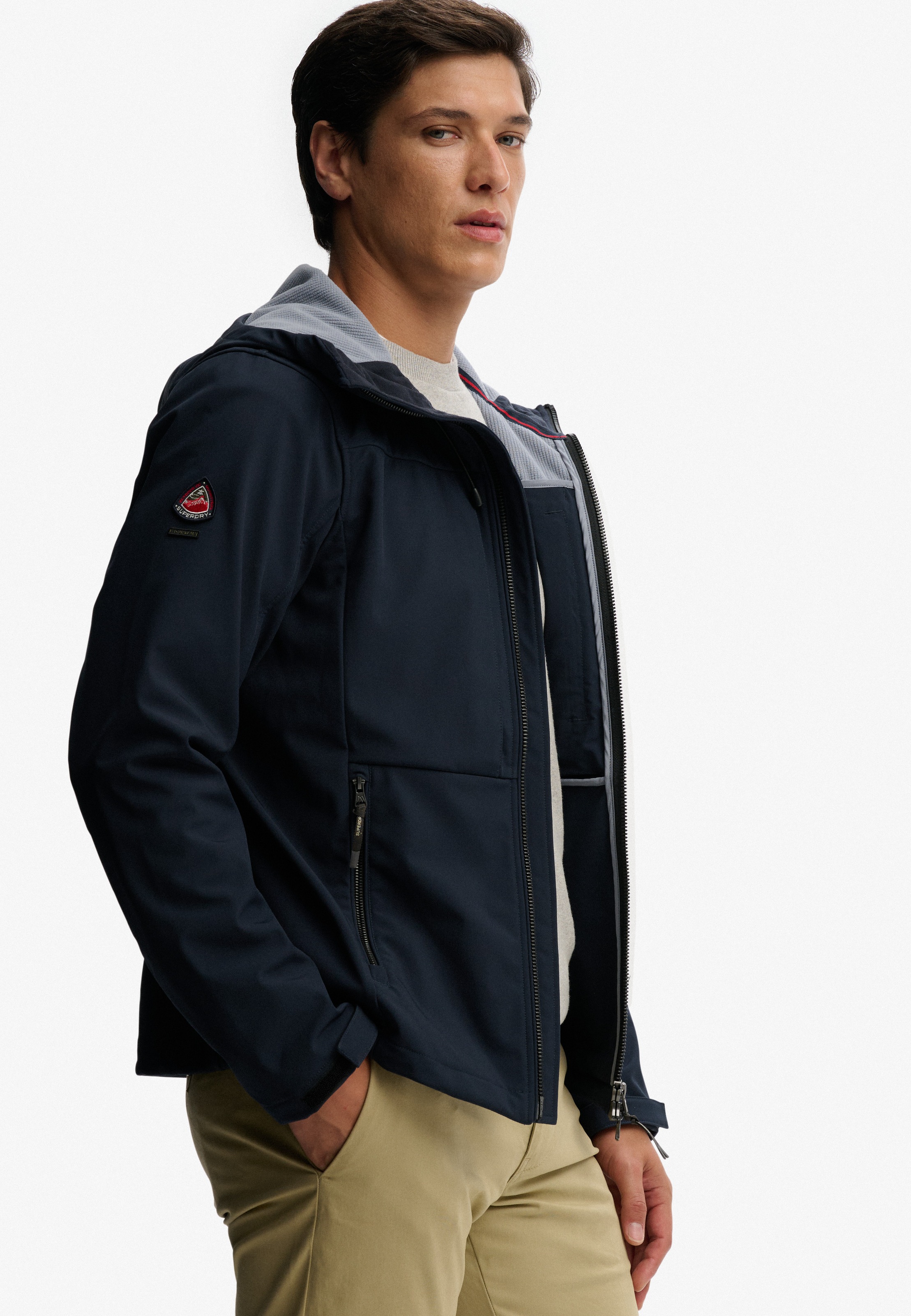 Superdry Outdoorjacke »HOODED SOFTSHELL TREKKER JKT« mit Kapuze mit Materialmix aus Polyester und Elasthan, Relaxed Fit