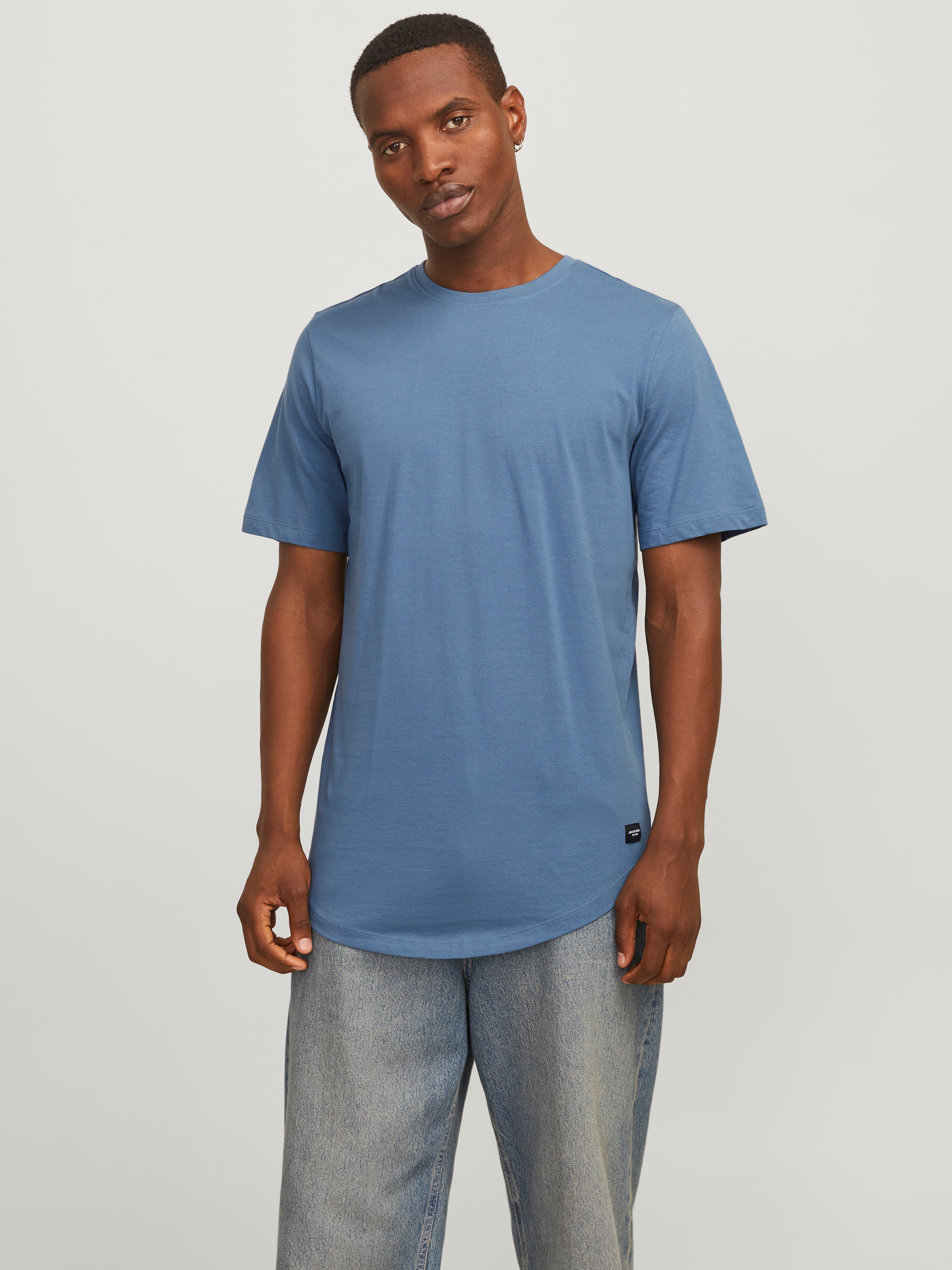 Jack & Jones Rundhalsshirt »JJENOA TEE SS CREW NECK NOOS«, mit abgerundetem Saum