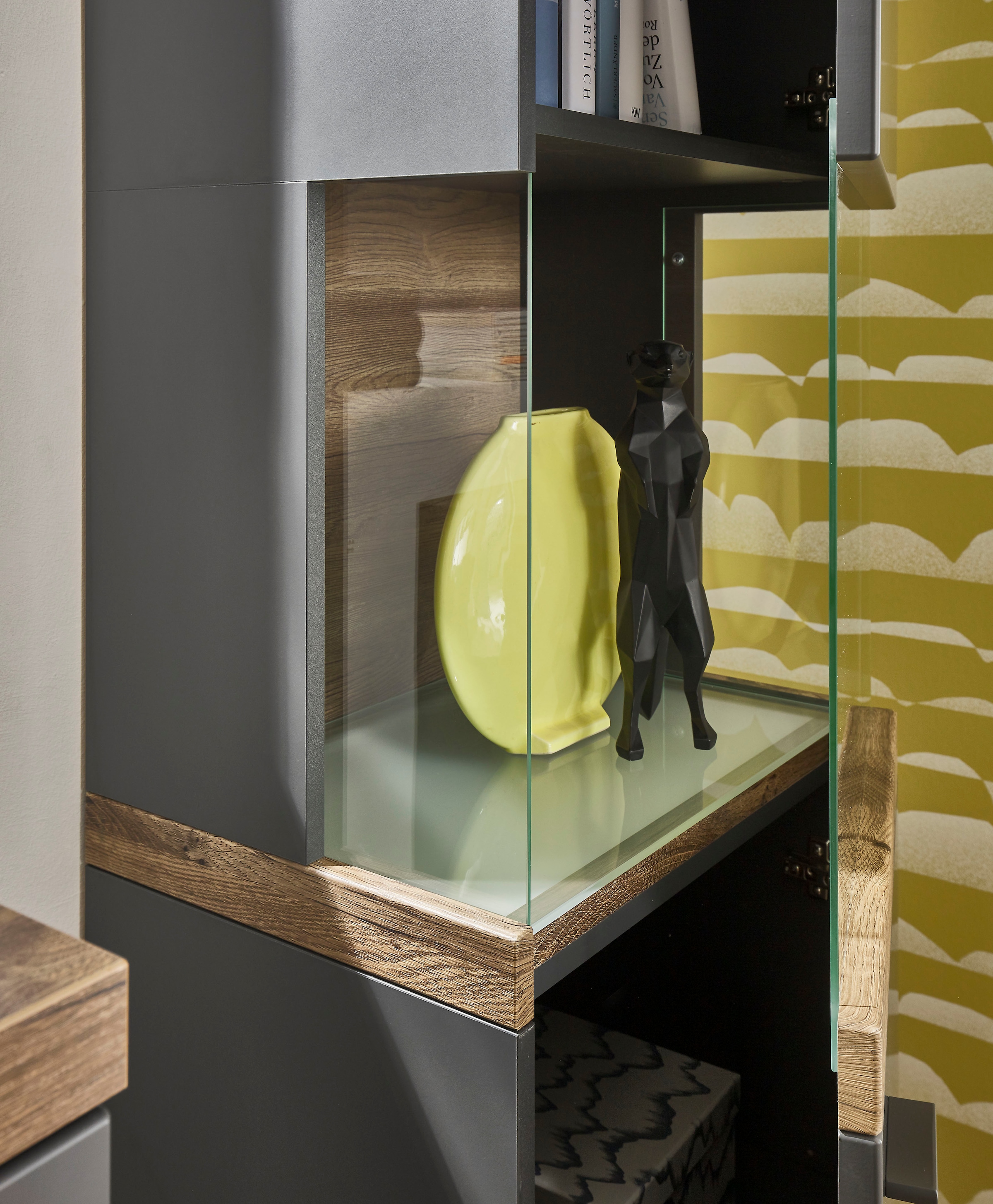 set one by Musterring Glasvitrine »Lancaster«, Farben weiß oder grau mit Eicheabsetzung, mit LED-Beleuchtung