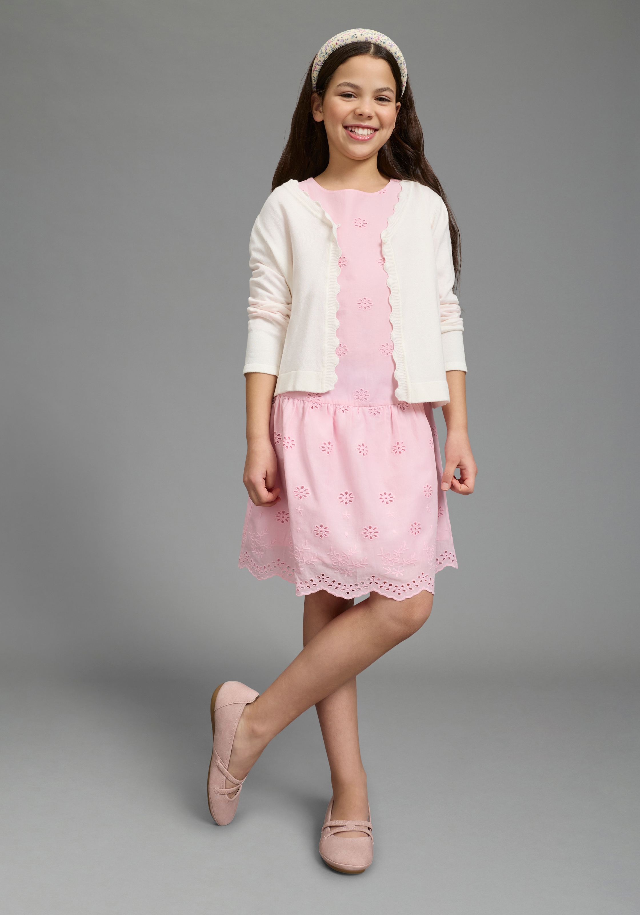 KIDSWORLD Spitzenkleid »Kleid mit Lochstickerei für Mädchen« aus Popeline und Web-Material, mit ausgestellter Passform