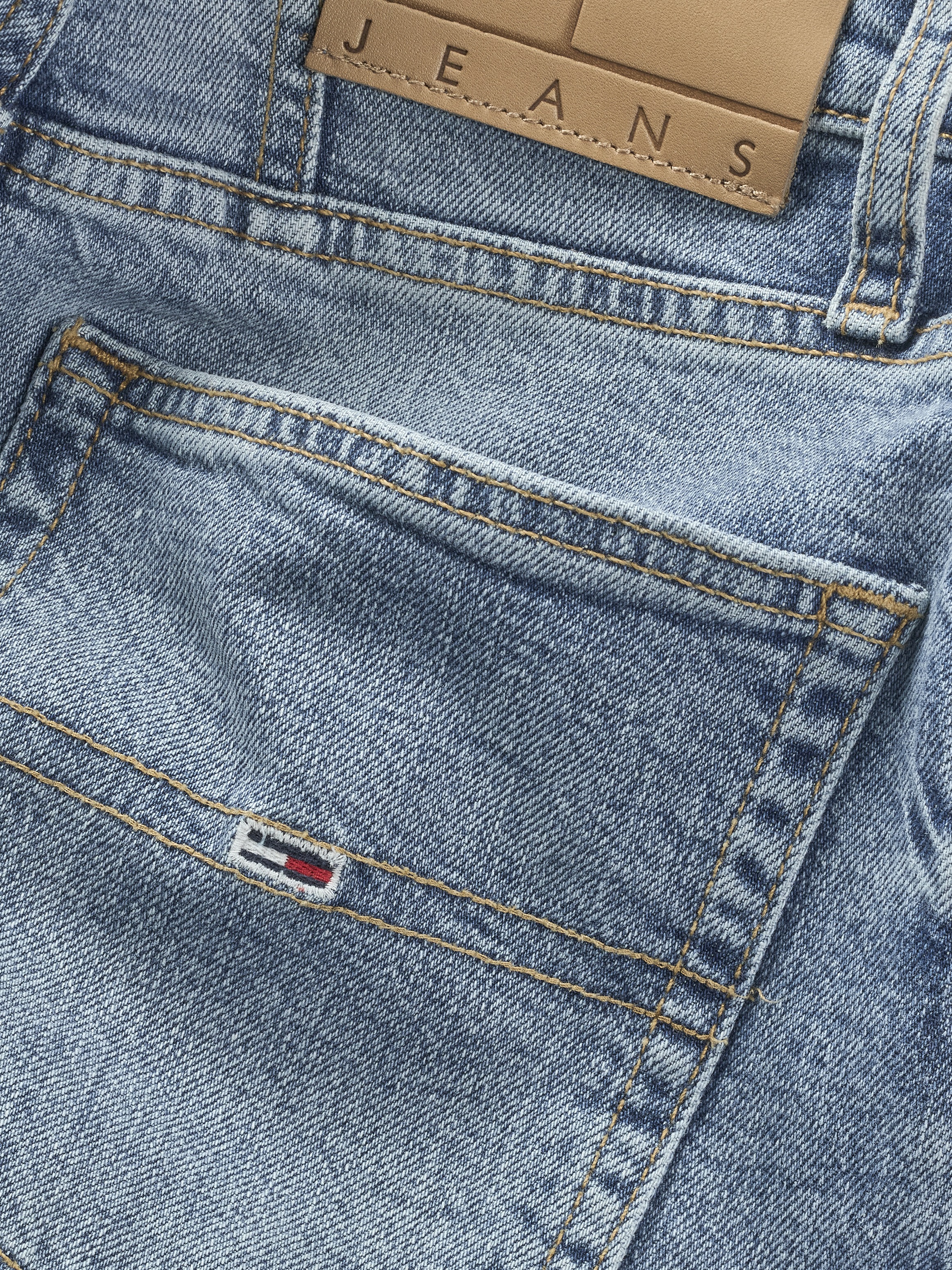 Tommy Jeans Mom-Jeans »MOM JEAN UH TPR«, mit Logo-Stickereien, in knöchelfreier Länge