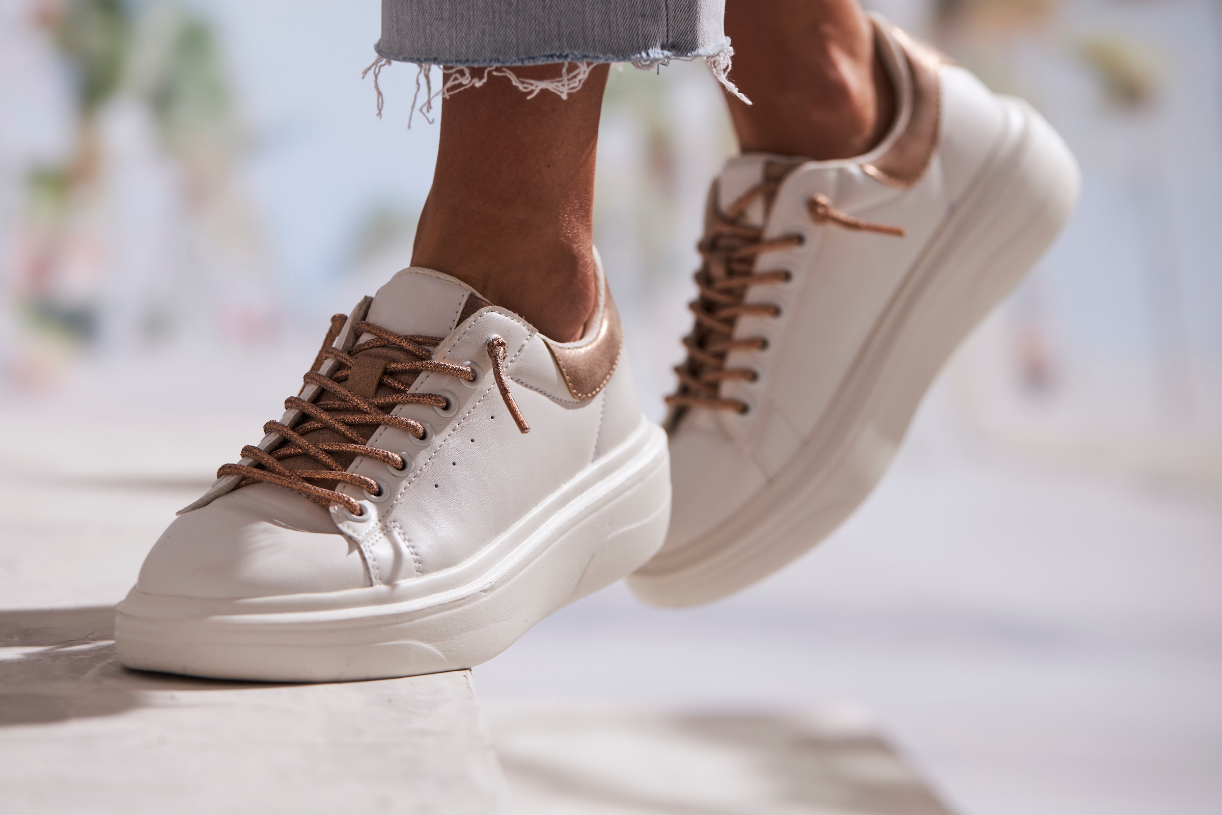 LASCANA Sneaker »Freizeitschuhe,«, mit Metallicdetails und elastischen Schnürbändern VEGAN