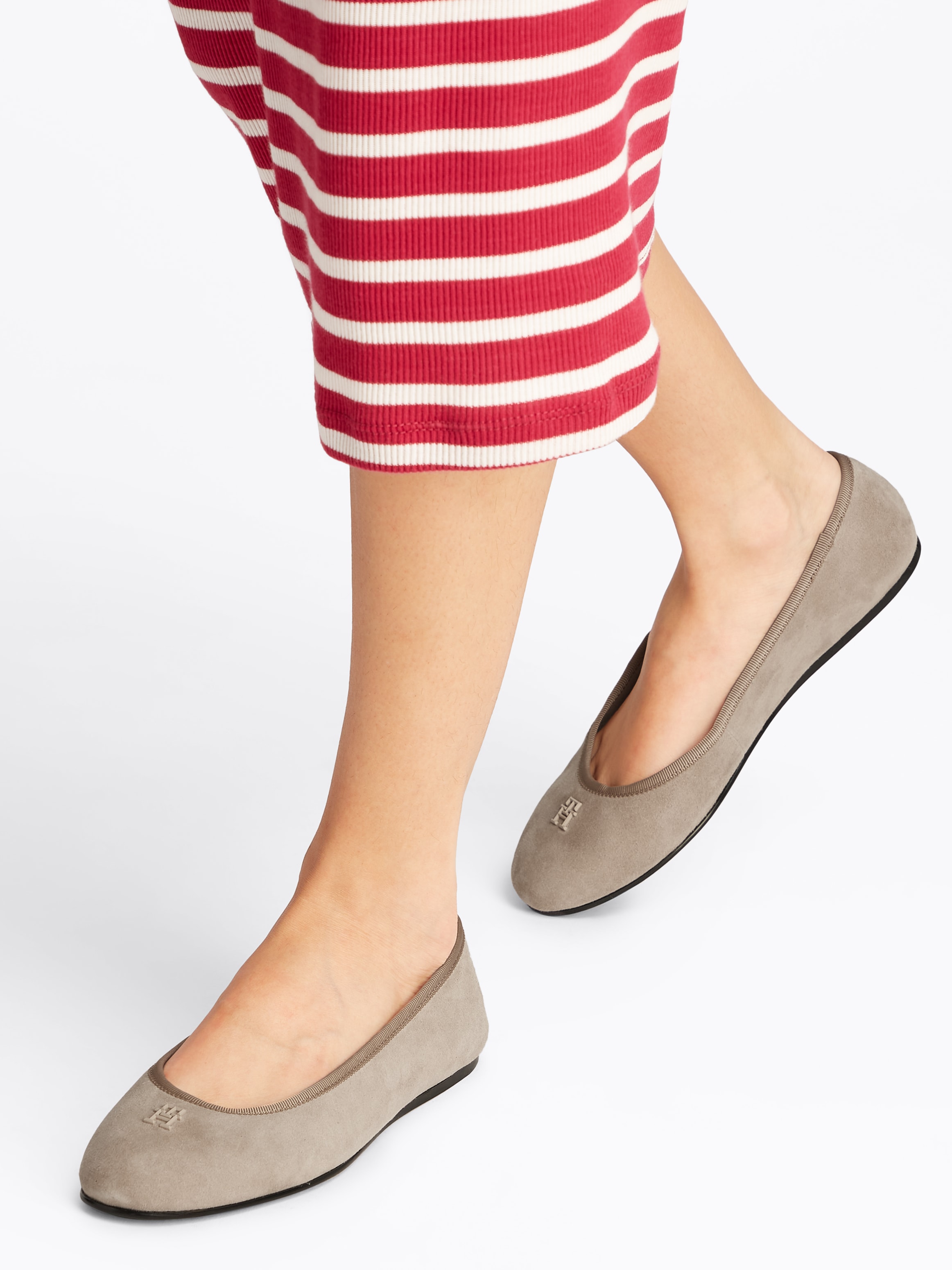 Tommy Hilfiger Ballerina »TH HARDWARE SUEDE BALLERINA«, Flats, Businessschuh, Bequemschuh, Schlupfschuh mit TH-Logo