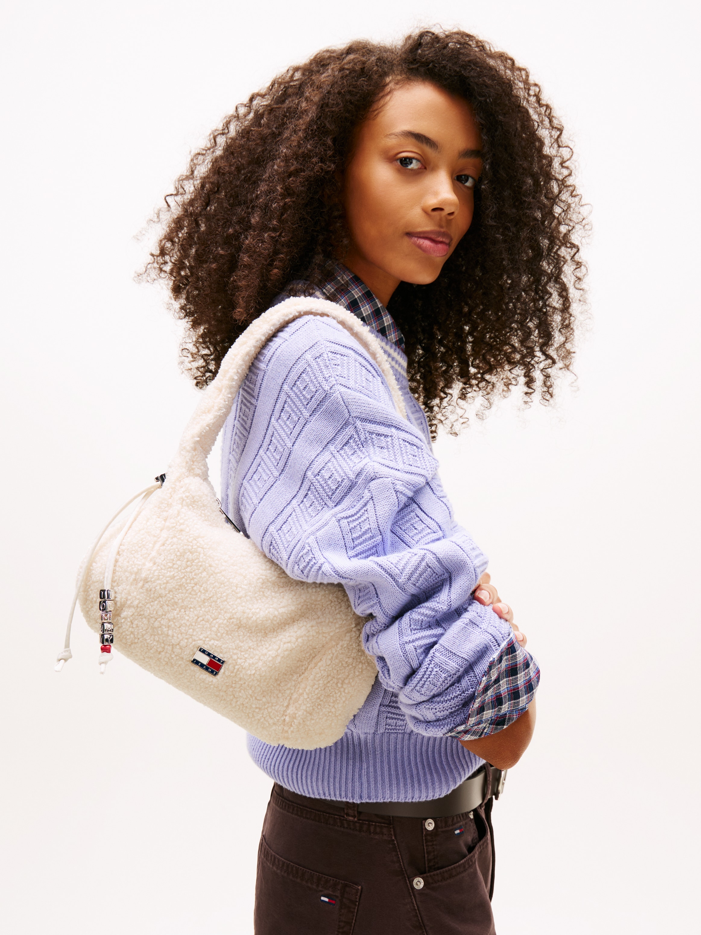 Tommy Jeans Schultertasche »TJW CASUAL SHERPA SHOULDER BAG« , Damen Tragetasche, Freizeittasche mit wattiertem Tragegriff