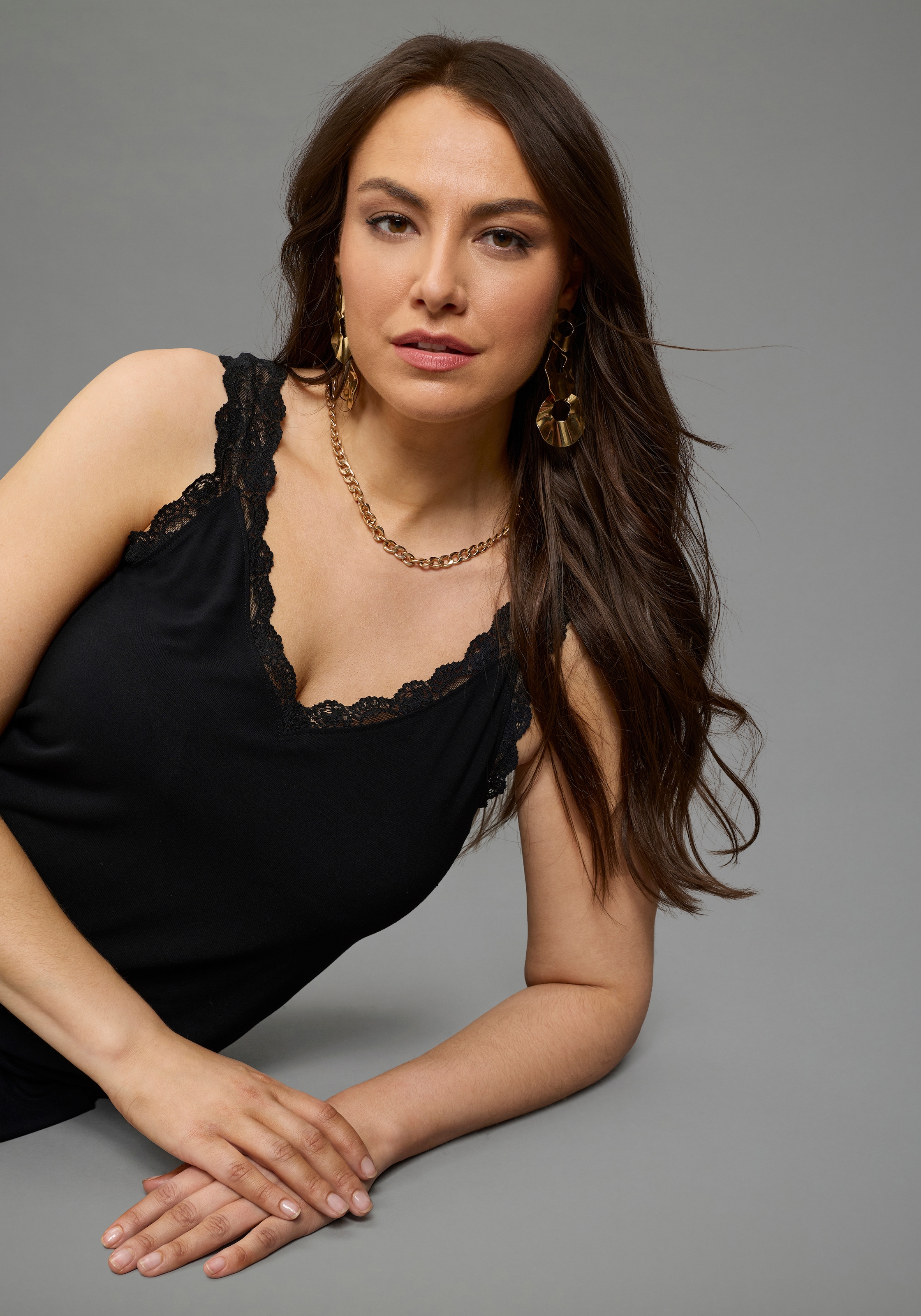 Laura Scott CURVE Tanktop figurnahe Schnittform mit V-Ausschnitt und Spitze