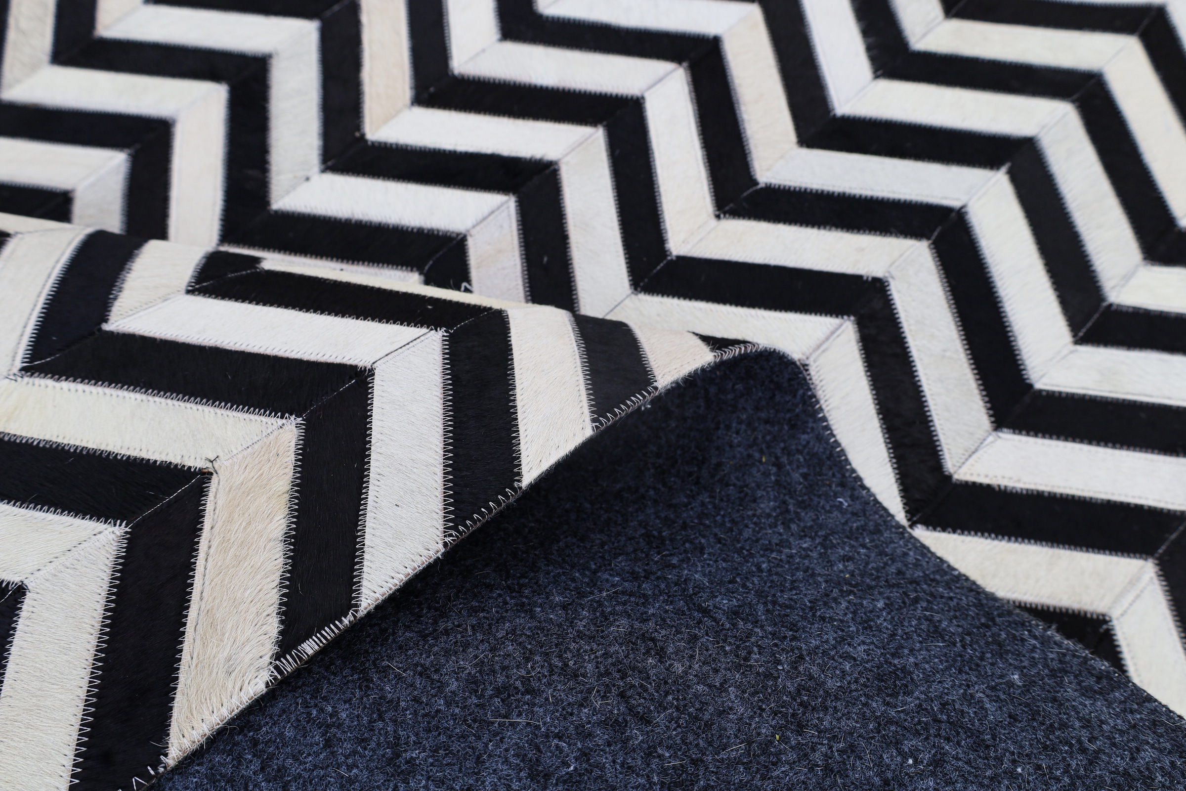 Myflair Möbel & Accessoires Fellteppich »ZEBRA EDGE, echtes Rinderfell« rechteckig 10 mm Höhe handgenäht, Naturprodukt, Zickzack Muster, natürliche Struktur