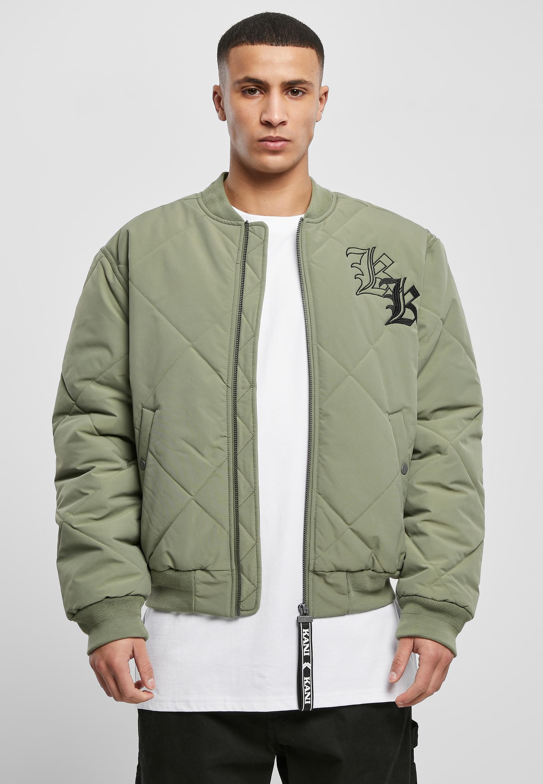 Karl Kani Bomberjacke »Karl Kani Herren KM224-021-1 KK OG Old English Quilted Bomber« 1 Stk. tlg. ohne Kapuze