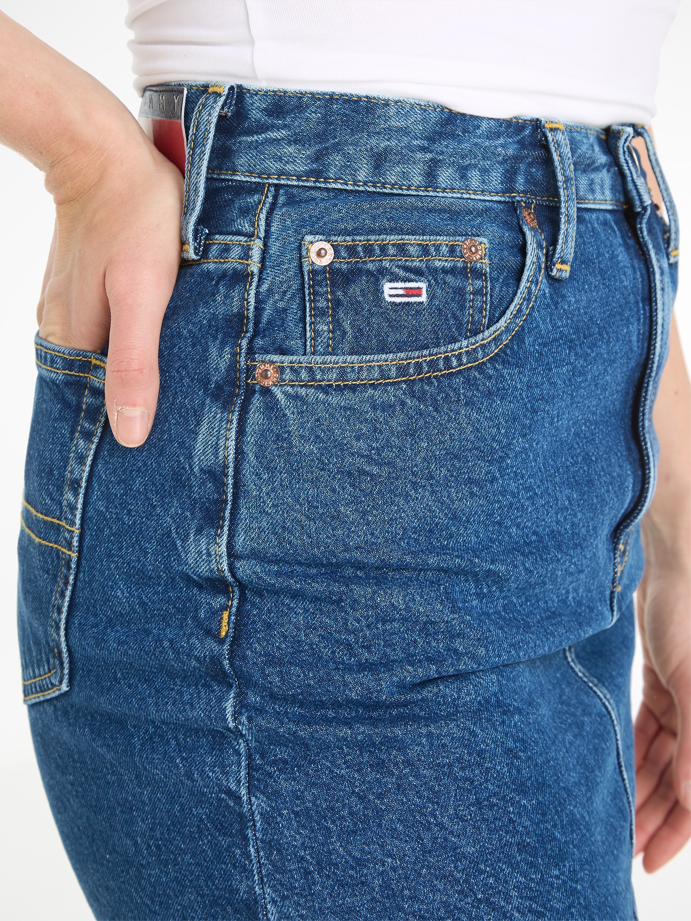 Tommy Jeans Jeansrock »MOM UH SKIRT AH4035« Webrock mit Logostickerei