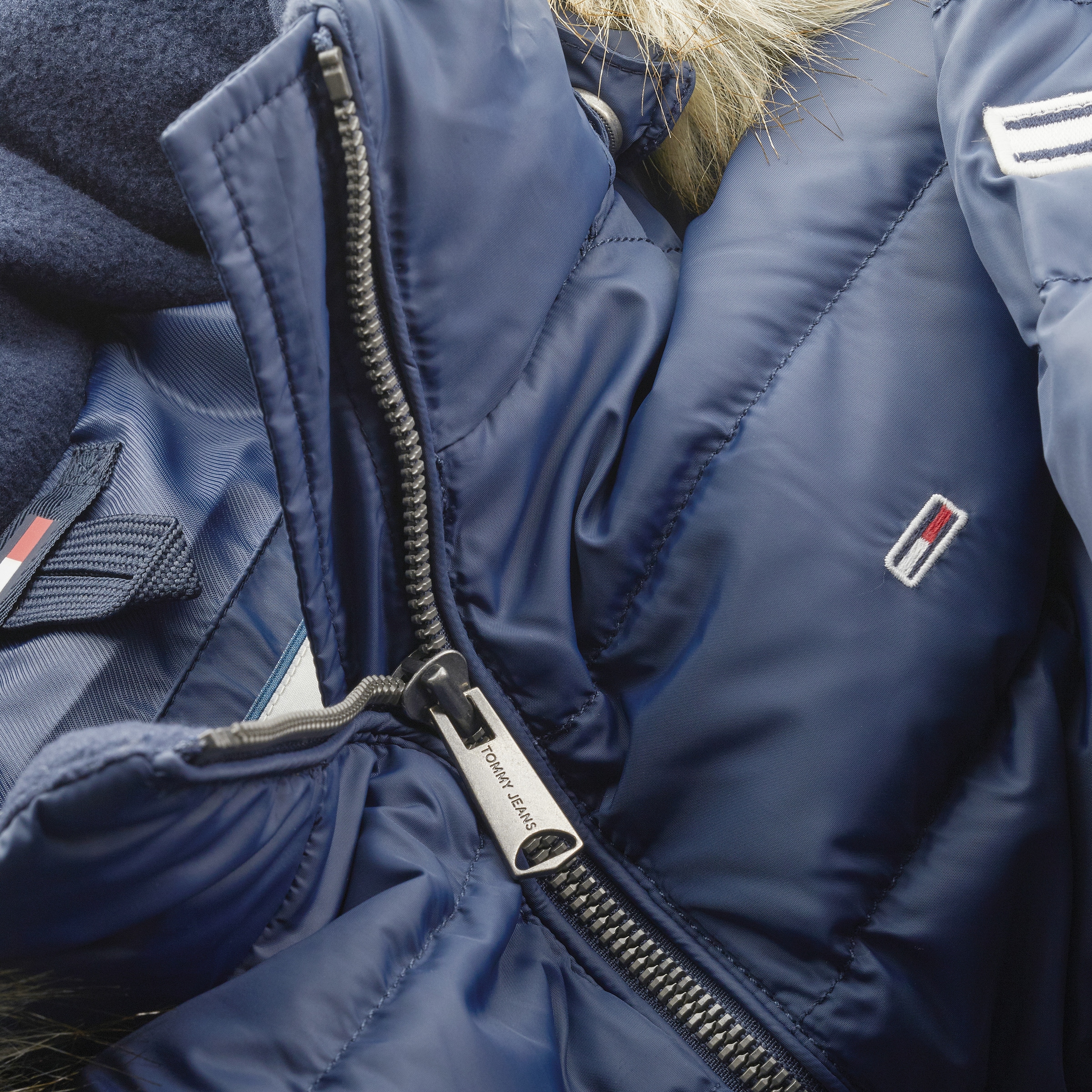 Tommy Jeans Daunenjacke »BASIC HOODED DOWN JACKET«, mit Kapuze, mit Fellimitat an der Kapuze & Tommy Jeans Logo-Flag