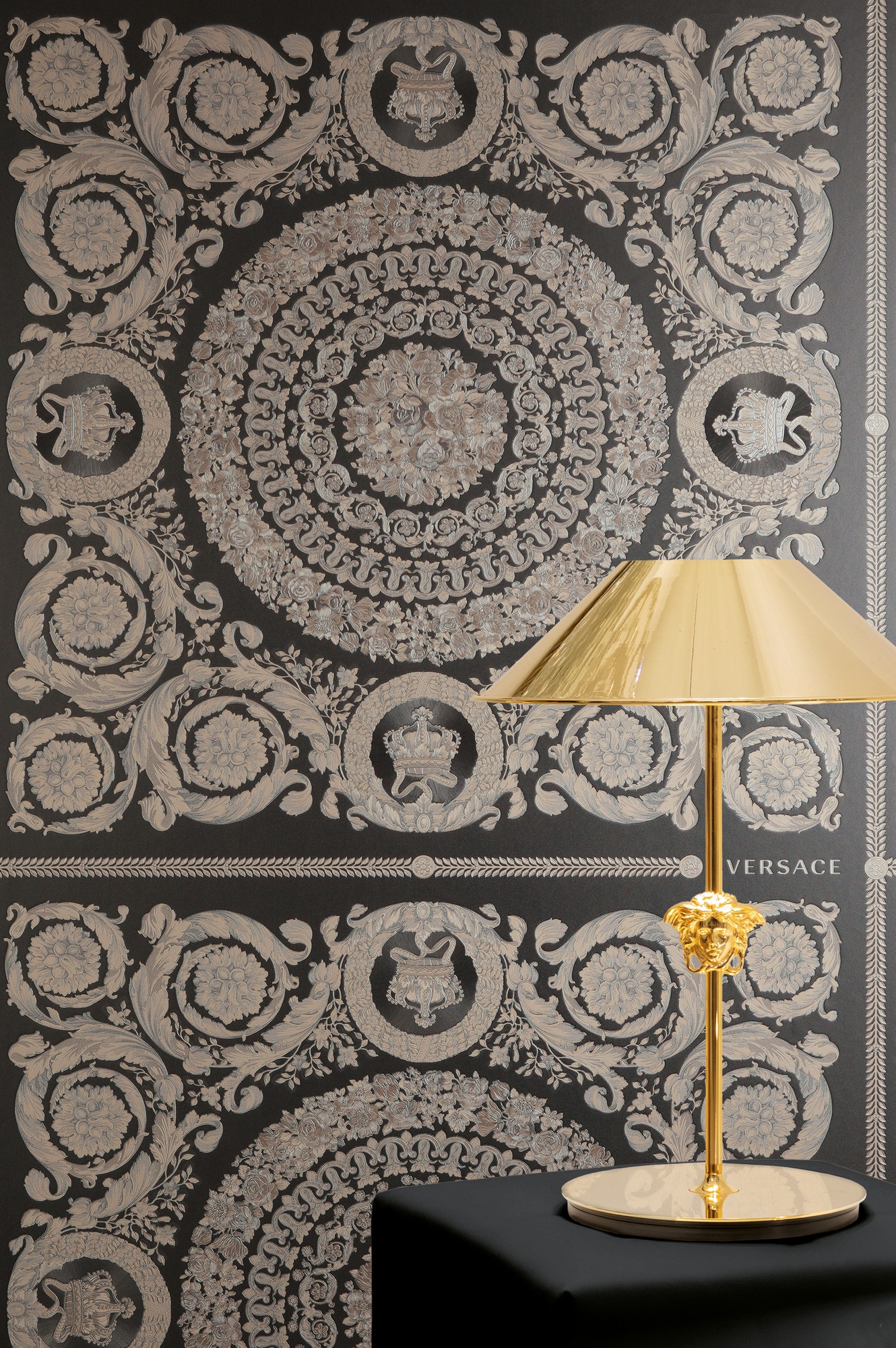 Versace Vliestapete »Versace 6 Heritage –« 3D-Optik | Barock | Motiv geprägt Opulentes Medaillon-Design mit Glanz & fein strukturierter Oberfläche
