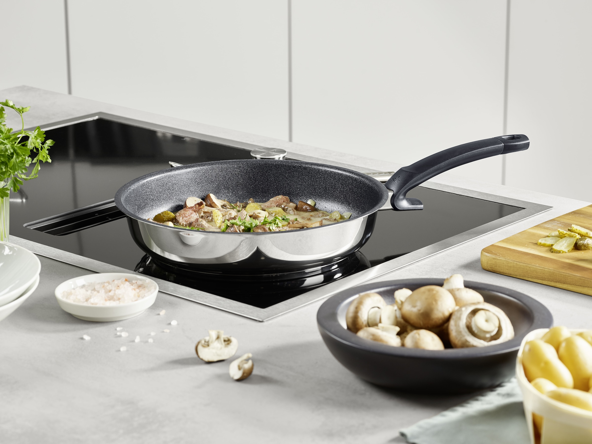 Fissler Bratpfanne »Adamant® premium Edelstahlpfanne beschichtet«, Edelstahl 18/0, (1 tlg.), induktionsgeeignet, kratzfeste Antihaft-Beschichtung, Made in Germany