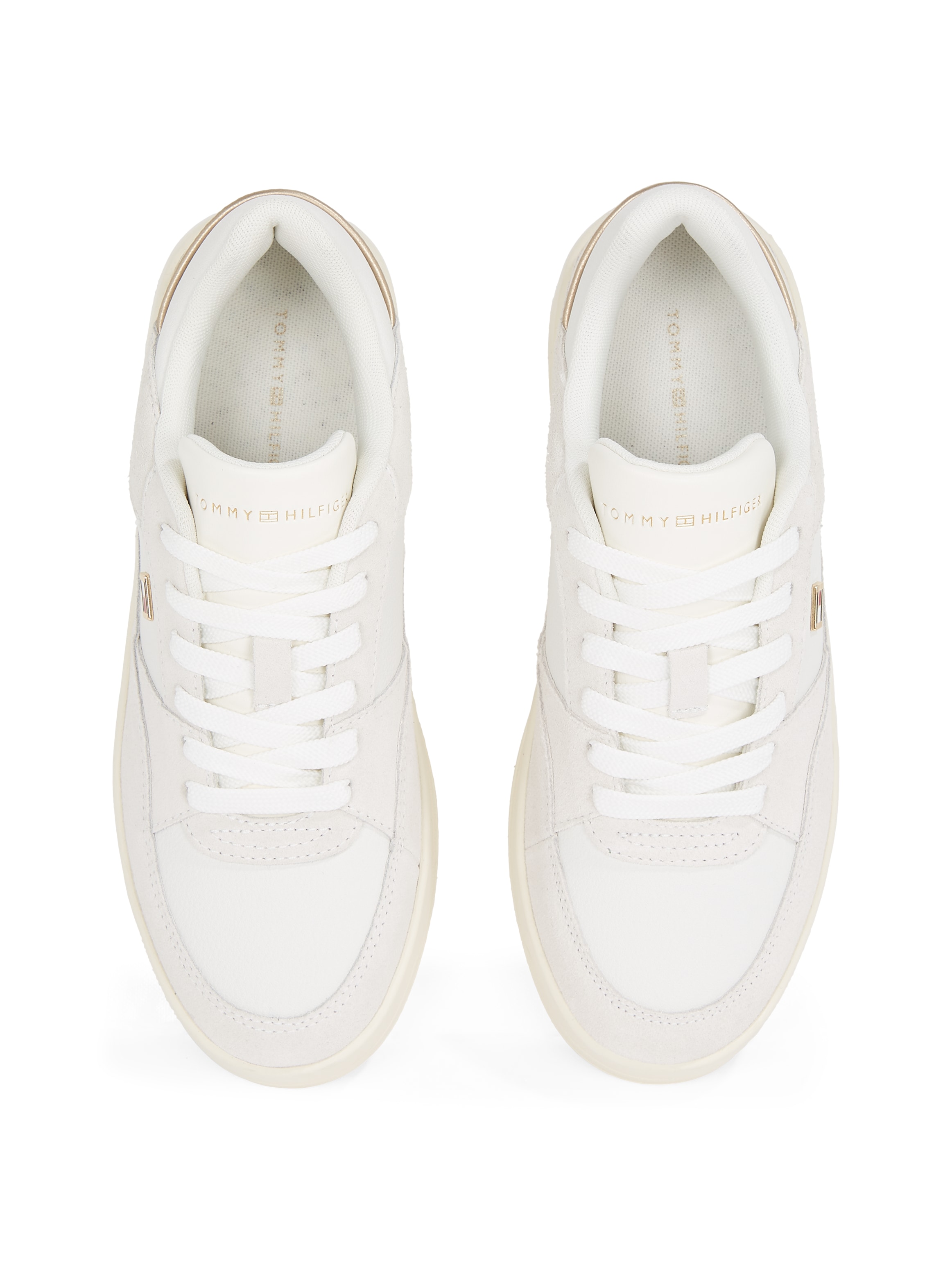 Tommy Hilfiger Plateausneaker »ESSENTIAL BASKET SNEAKER«, Freizeitschuh, Halbschuh, Schnürer mit Logoflaggen-Emblem