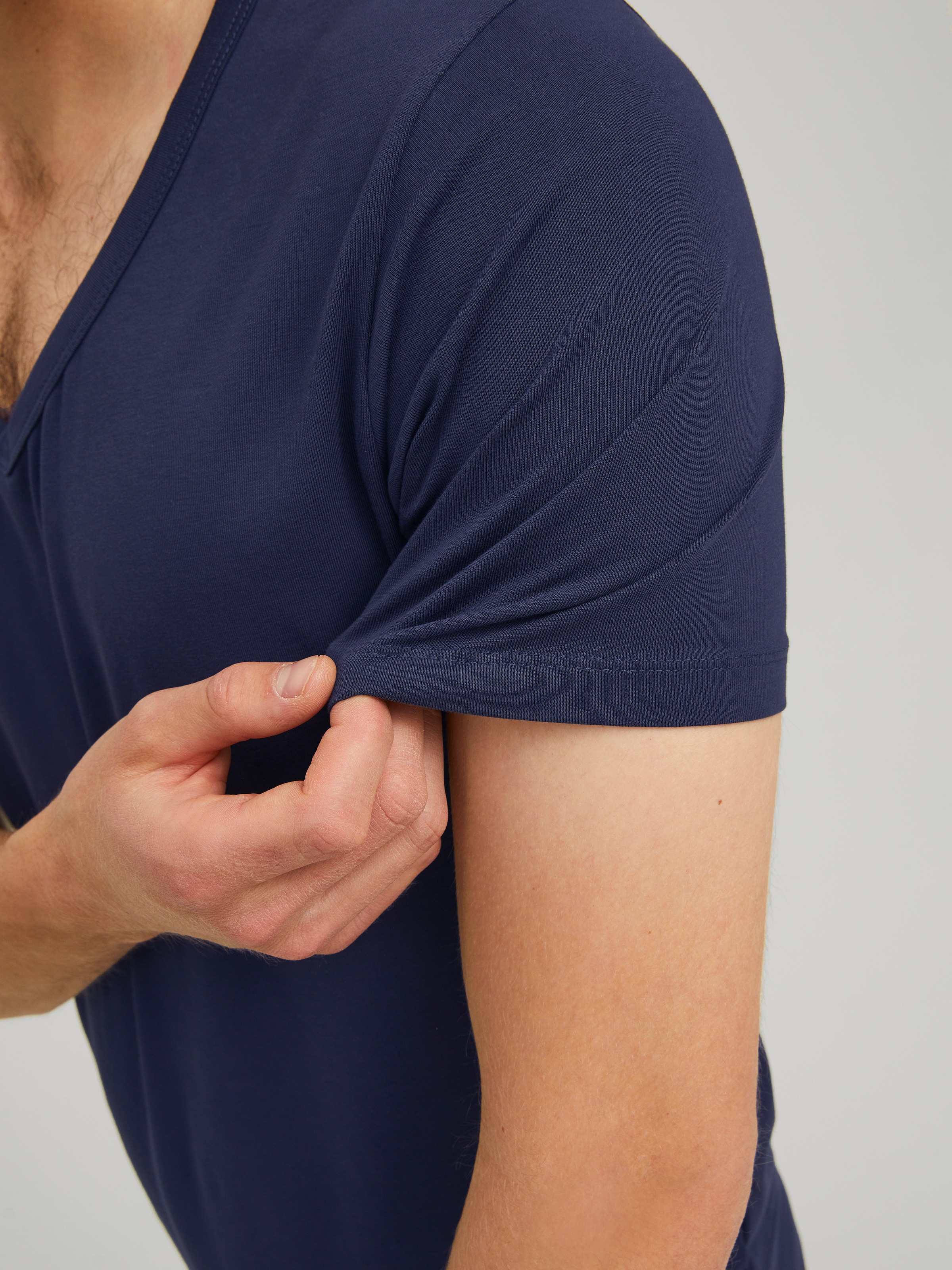 Jack & Jones T-Shirt »SLIM- FIT BASIC TEE V-NECK«, mit V-Ausschnitt
