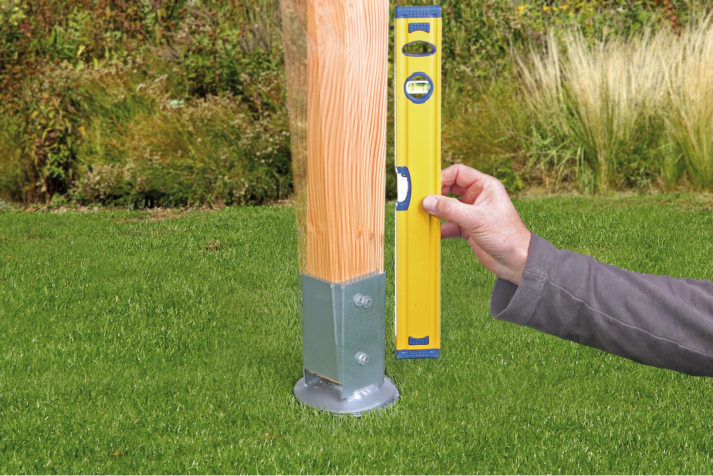 Alberts Einschlag-Bodenhülse »71x71 mm«, für Vierkantholzpfosten, mit verstellbarem Topf, Gesamtlänge 750 mm