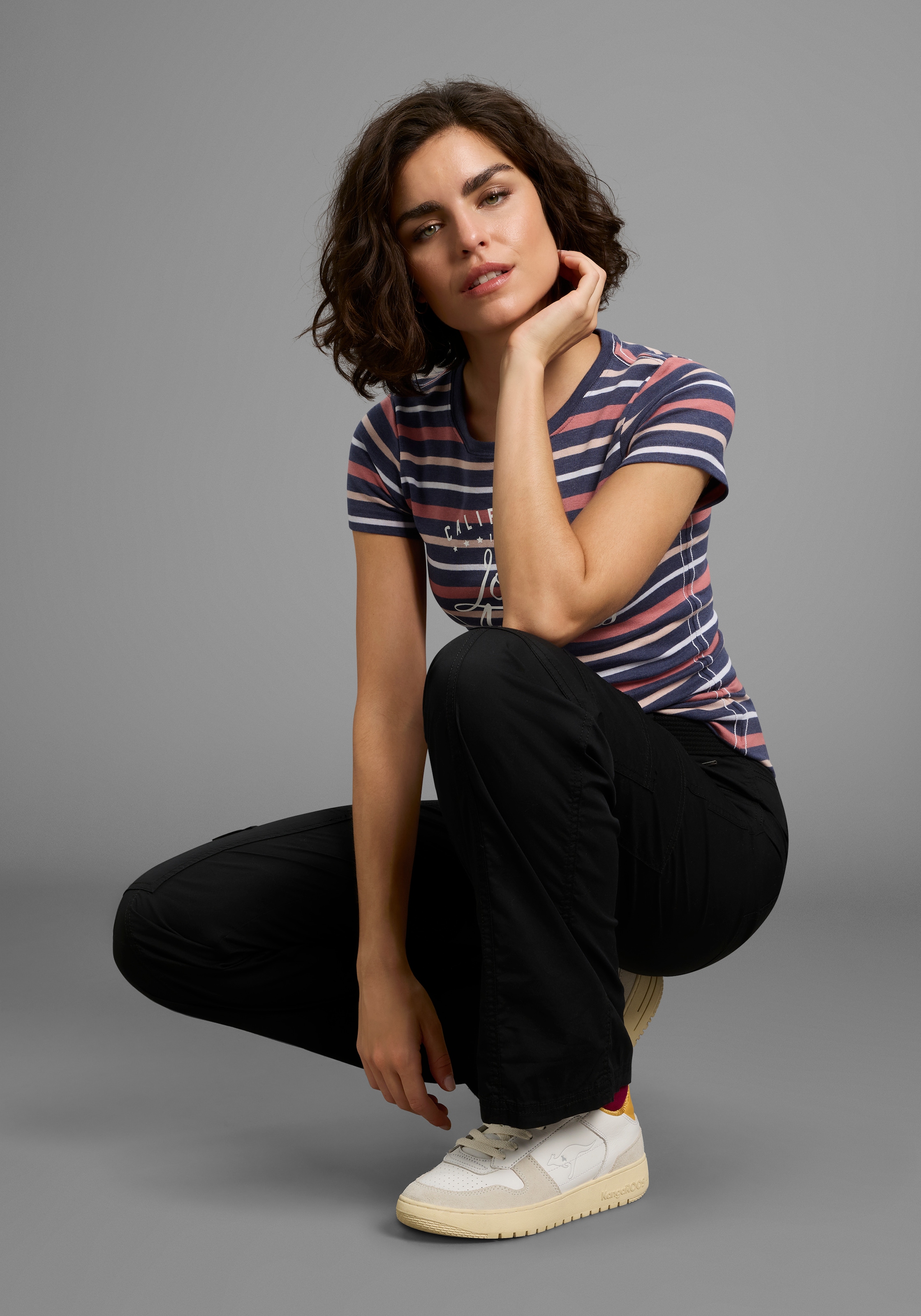 KangaROOS T-Shirt kurzärmelig,  sehr figurbetont,  aus Baumwolle und Polyester