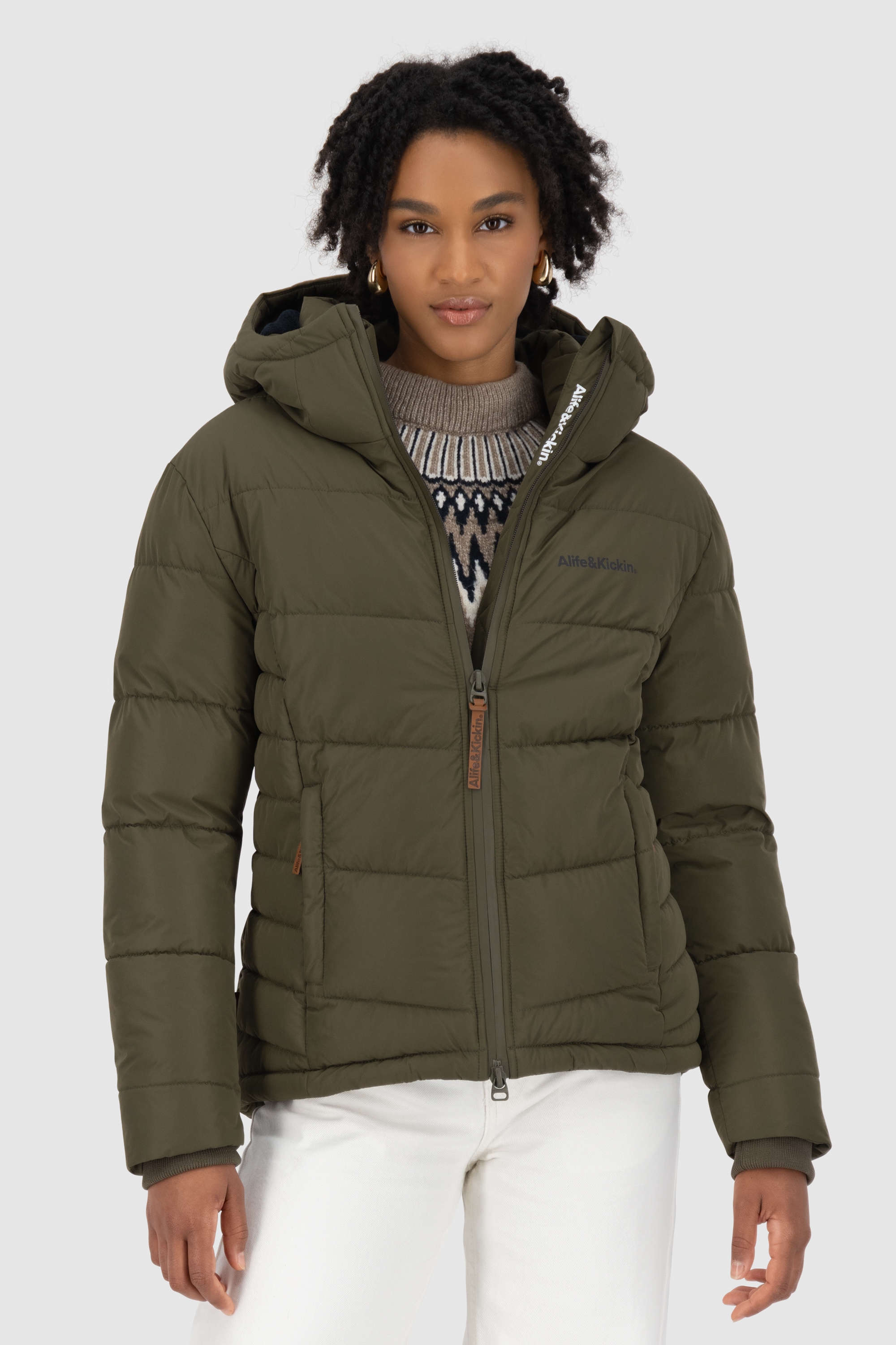 Alife & Kickin Winterjacke »Damen JuanaAK«, mit Kapuze, Kurze warme Jacke mit gefütterter Kapuze, in schmaler Passform