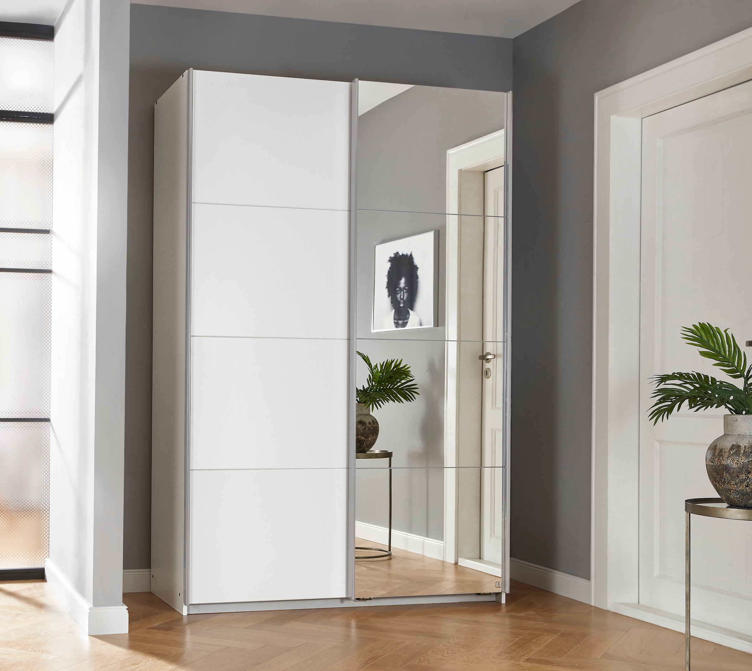 INOSIGN BY RAUCH Schwebetürenschrank »Kleiderschrank Schrank Garderobe Schlafzimmerschrank THANOS«, (in 3 verschiedenen Ausstattungen BASIC/CLASSIC/PREMIUM), Optional mit Spiegel, Metall-Griffleisten alufarben MADE IN GERMANY