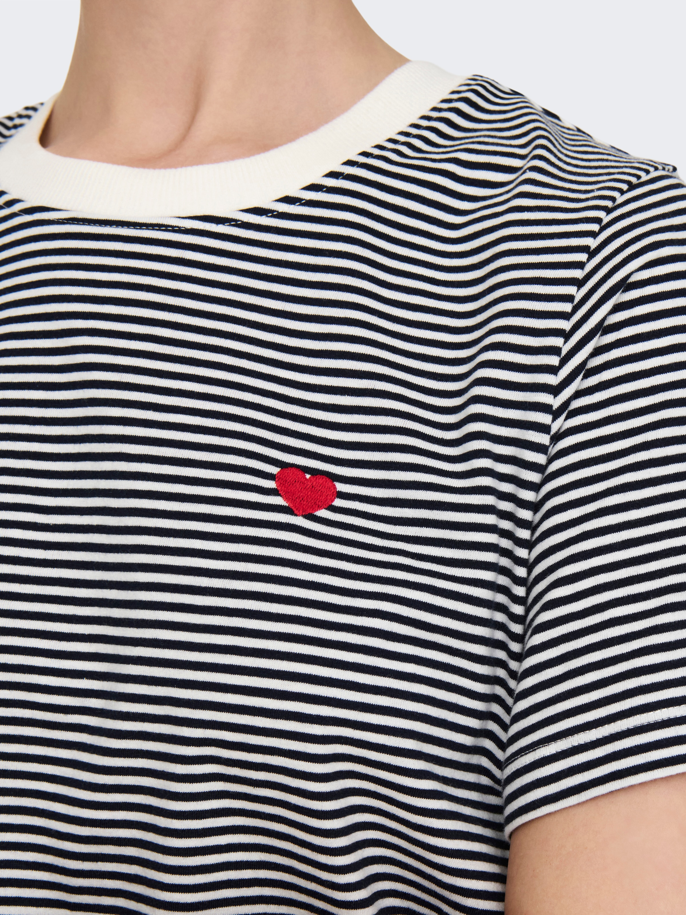 JDY Kurzarmshirt »JDYPISA S/S PRINT TOP JRS NOOS«, mit Herz Stickerei