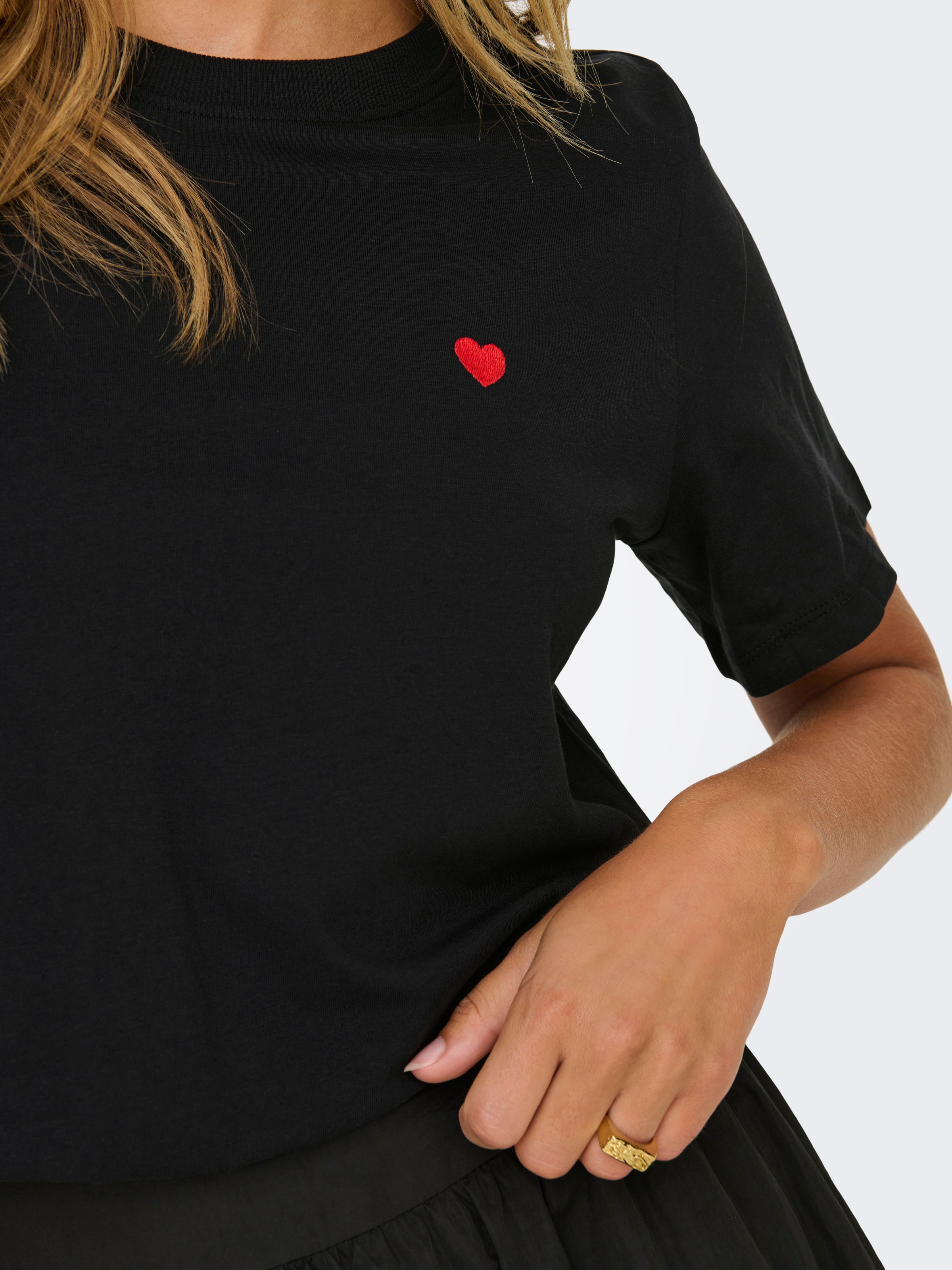 JDY Kurzarmshirt »JDYPISA S/S PRINT TOP JRS NOOS«, mit Herz Stickerei