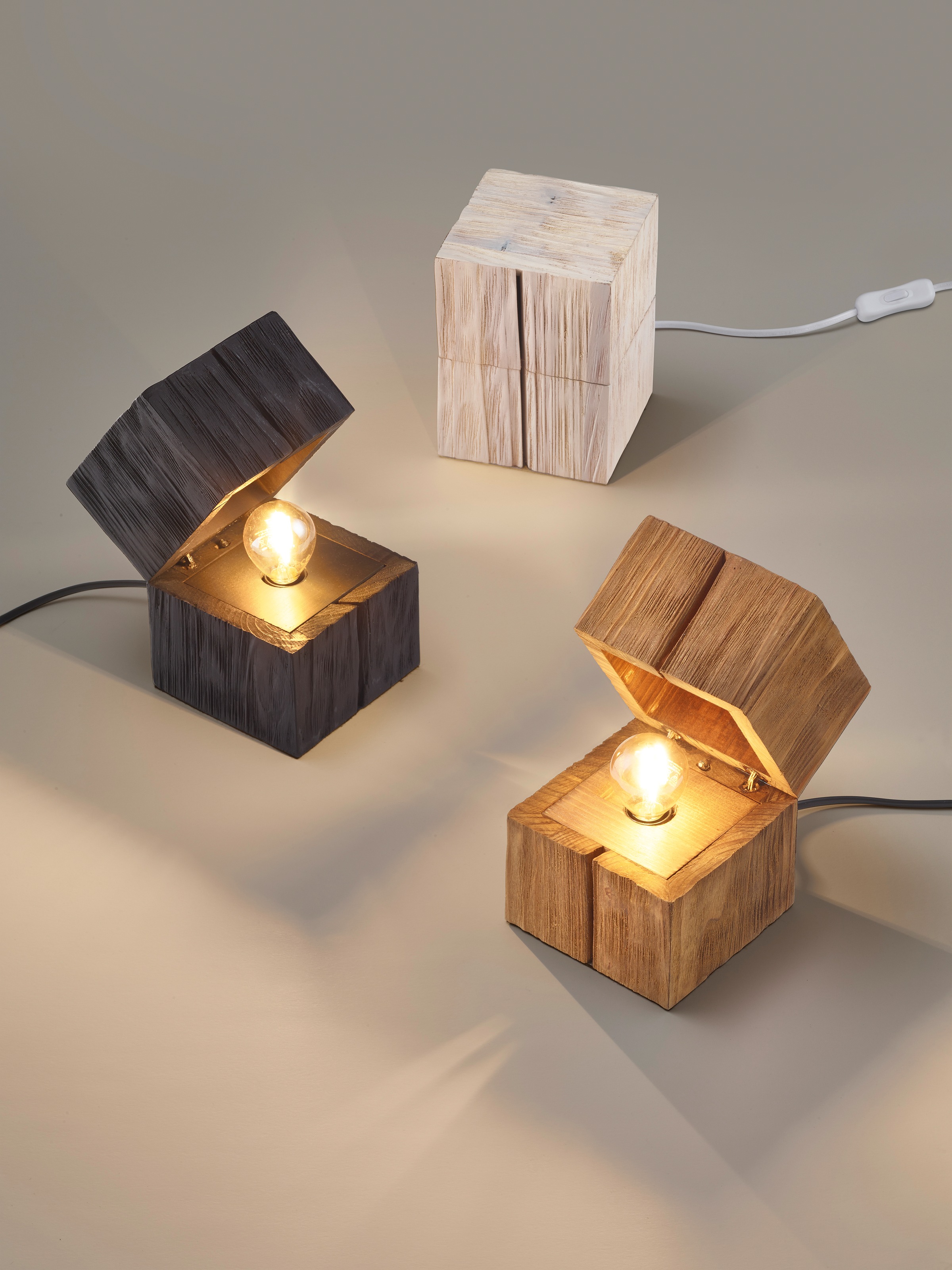 TRIO Leuchten Schreibtischlampe »TREASURE, Deko Tischleuchte Schatzkiste inkl 1xE14 LED 225 Lumen 2700K«, 1 flammig, Leuchtmittel E14 | Leuchtmittel wechselbar, Licht startet bei öffnen der Box, Schnurschalter, Naturholz Tischlampe