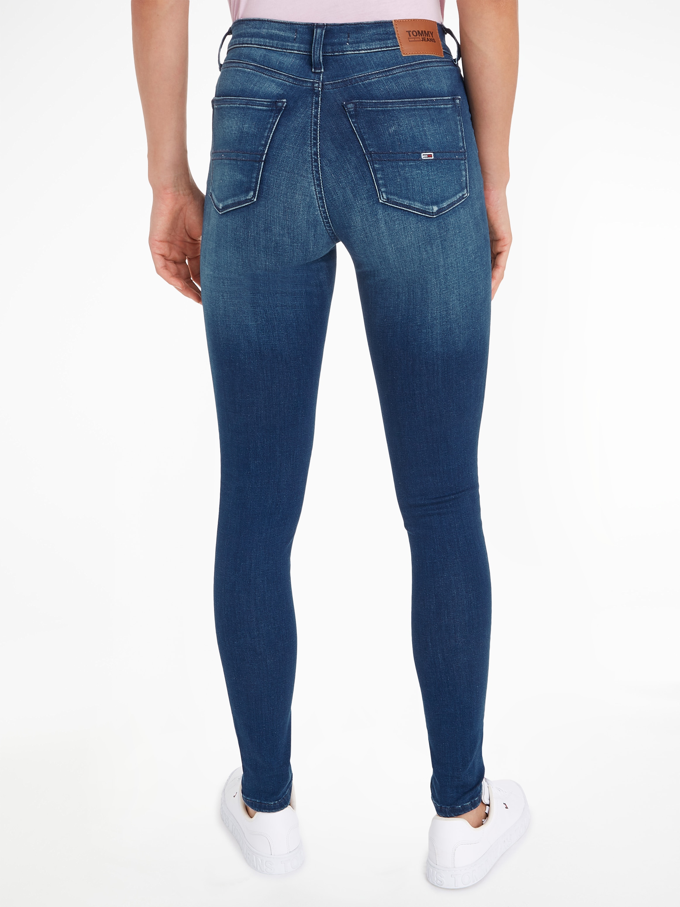 Tommy Jeans Skinny-fit-Jeans »Nora Mid Rise Skinny Fit« mit Tommy Jeans Logo-Badge & Stickereien