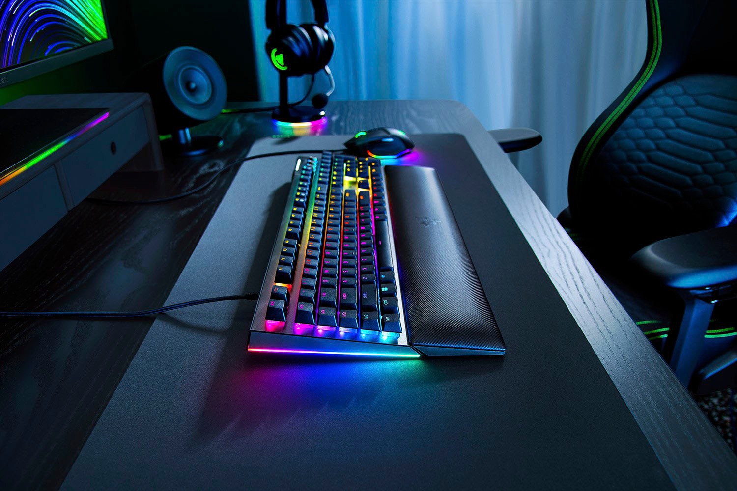 RAZER Tastatur »BlackWidow V4 DE« (Funktionstasten | Handgelenkauflage | Lautstärkeregler | Makro-Tasten | Multimedia-Tasten | Profil-Speicher | USB-Anschluss | Ziffernblock)