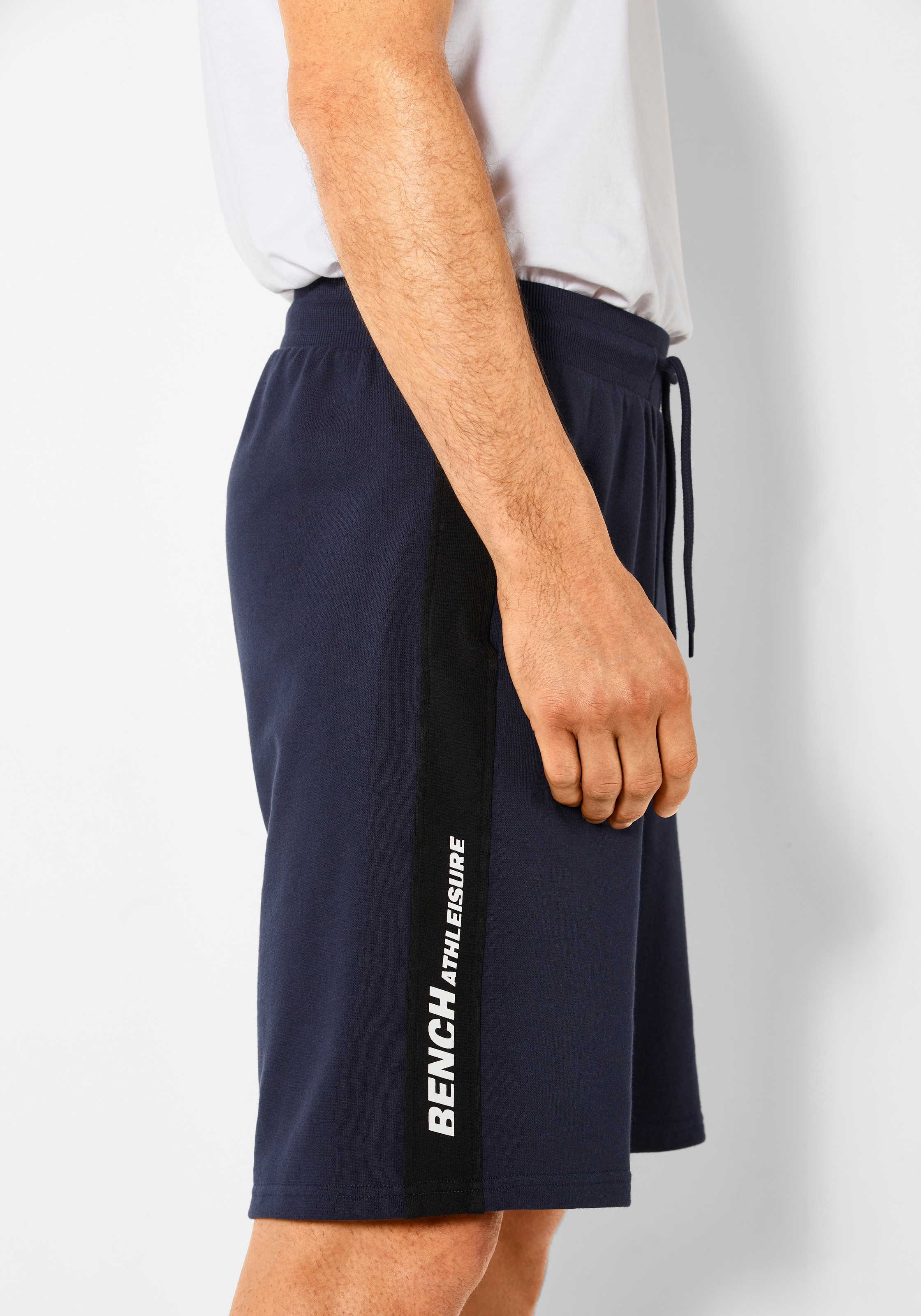 4. Bild von Bench. Loungewear Sweatshorts, mit seitlichem Einsatz
