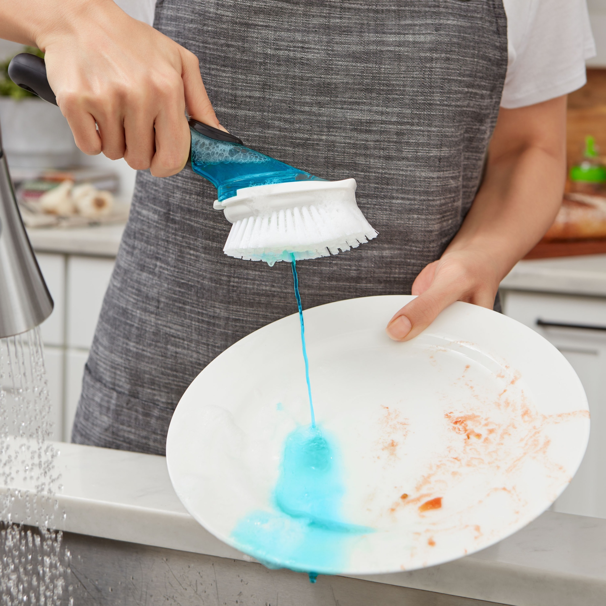 OXO Good Grips Reinigungsbürste, mit Spülmitteldosierung