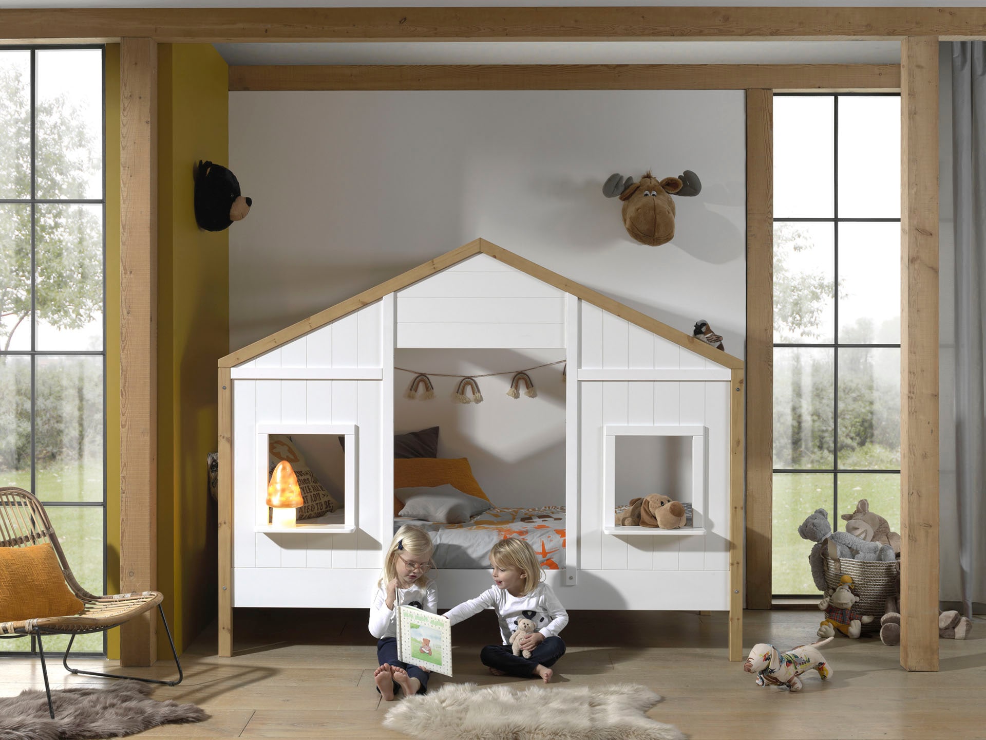 Vipack Hausbett »Babs, mit Dachaufbau, Fenstern, Made in Europe, originelle Optik«, (B/H/T ca. 210x170x97cm, Weiß/Oak lackiert, seitlich nach hinten offen), inklusive Rolllattenrost und wahlweise mit Bettschublade