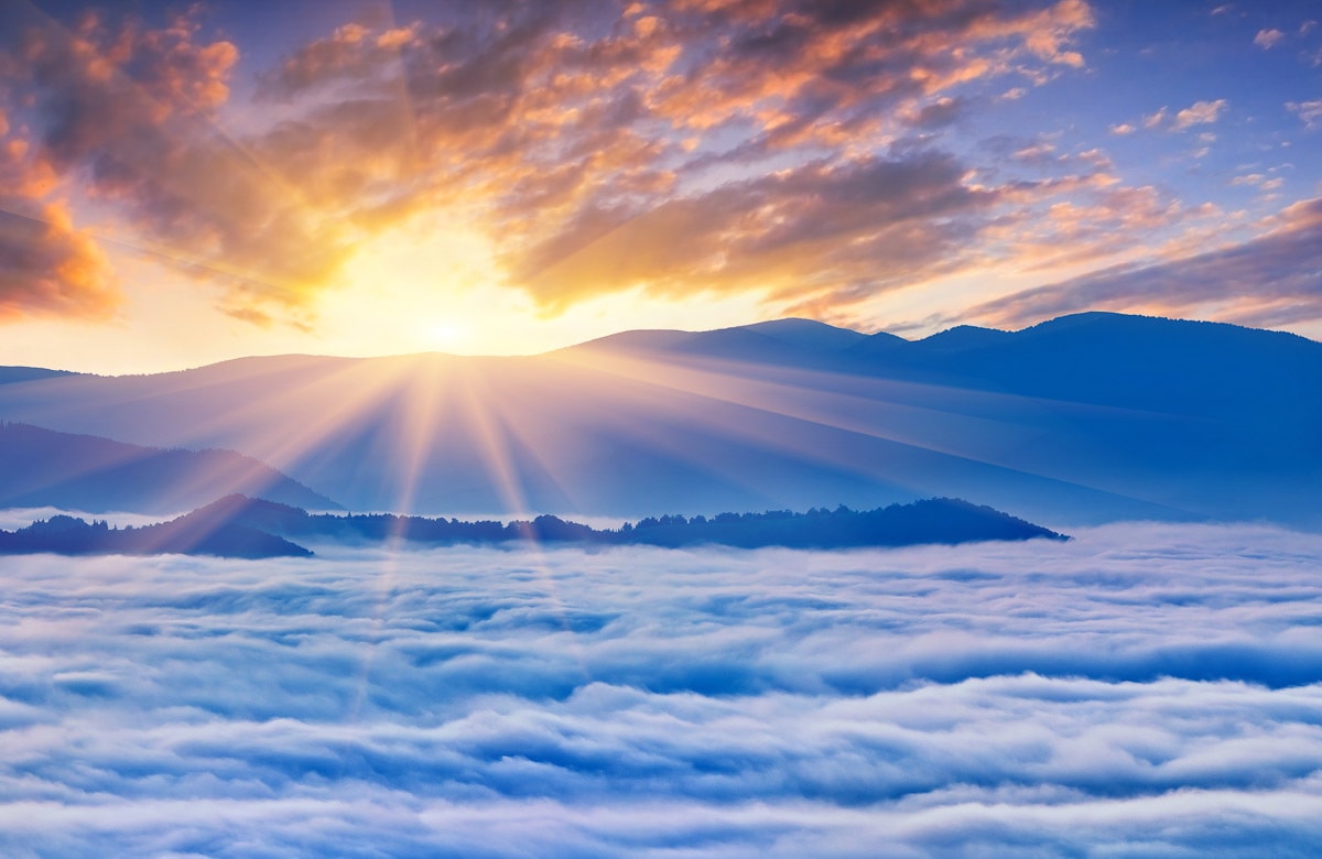 Fototapete »Sonnenaufgang über Wolken«