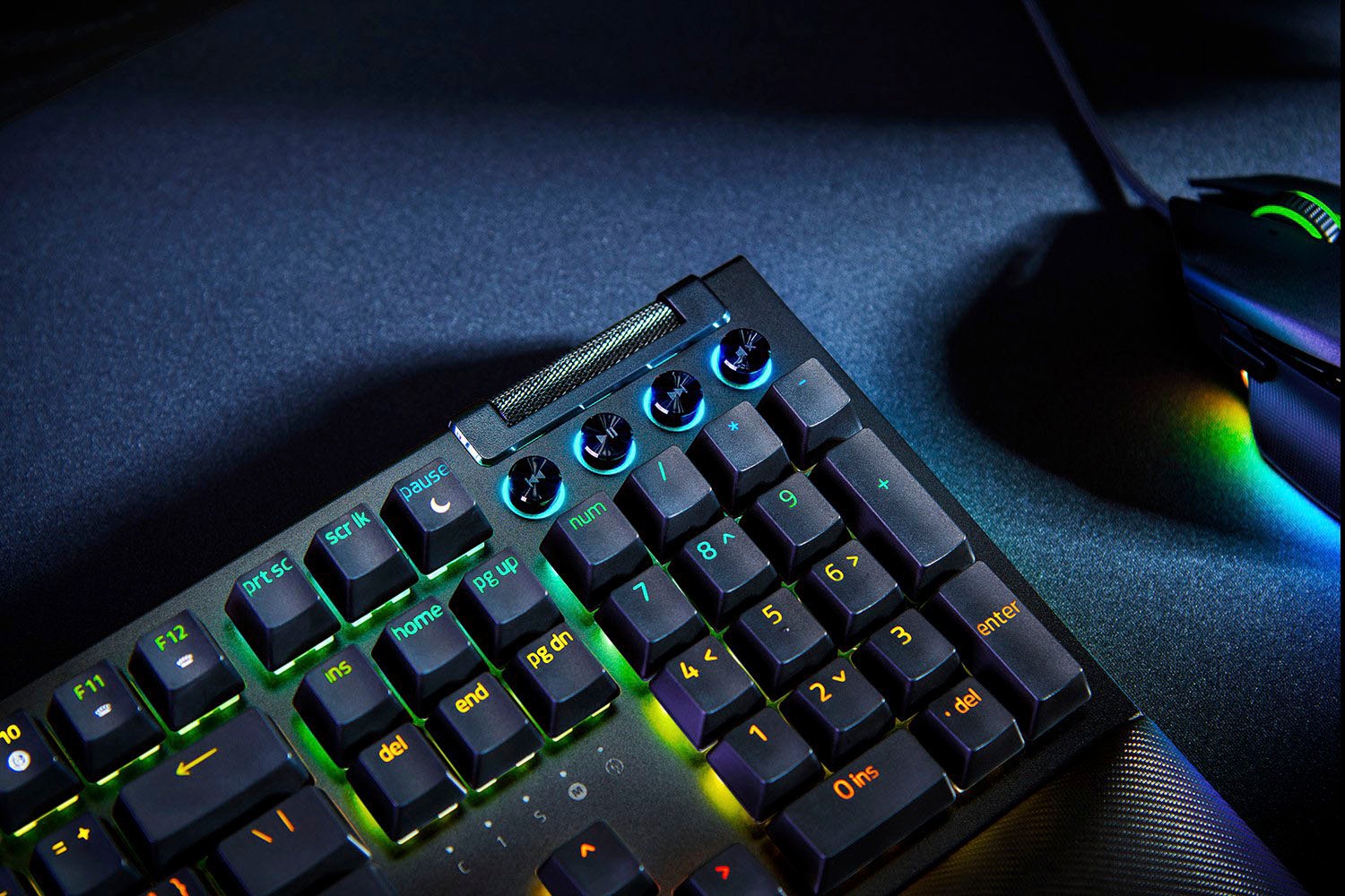 RAZER Tastatur »BlackWidow V4 DE« (Funktionstasten | Handgelenkauflage | Lautstärkeregler | Makro-Tasten | Multimedia-Tasten | Profil-Speicher | USB-Anschluss | Ziffernblock)