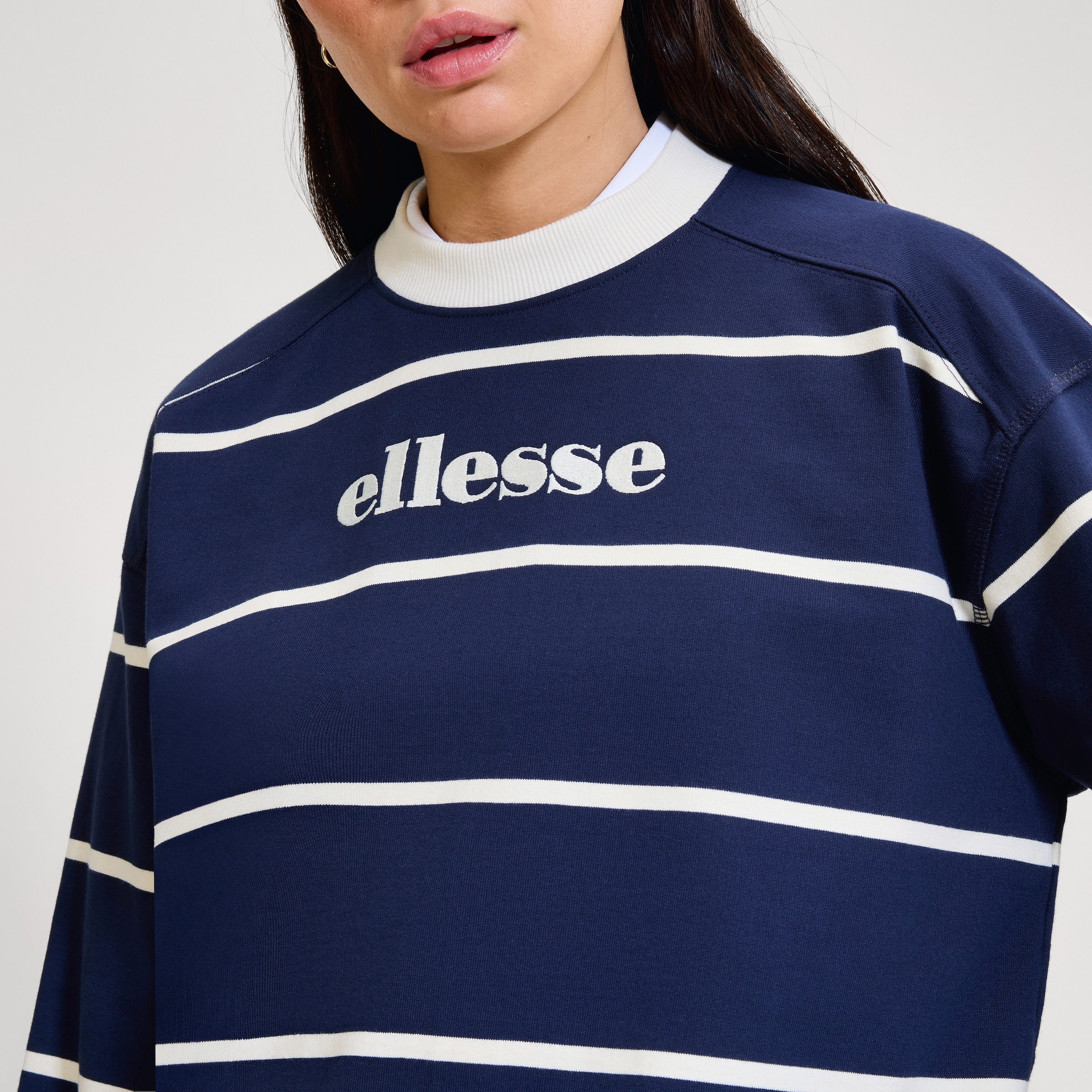Ellesse Sweatshirt »TAGGIA SWEATSHIRT«, mit Rundhalsausschnitt, ohne Verschluss, aus Baumwolle und Polyester
