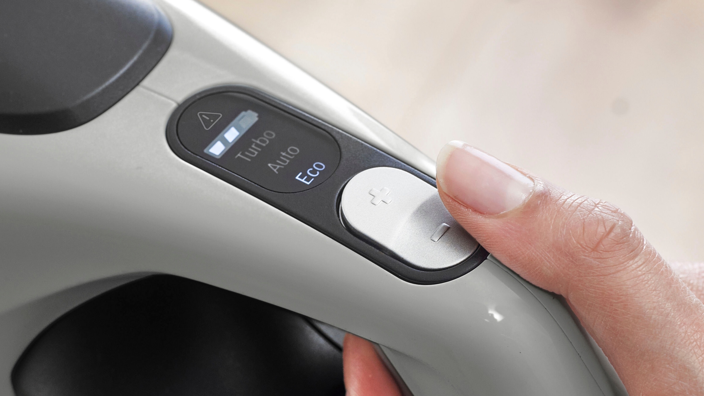 BOSCH Akku-Stielstaubsauger »Unlimited 8 Gen2 BSS825MULT, HEPA-Filtersystem, 10 Jahre Motorgarantie«, 5 Ah Akku, lange Laufzeit, Schnellladegerät, Hartboden-Softdüse, grau