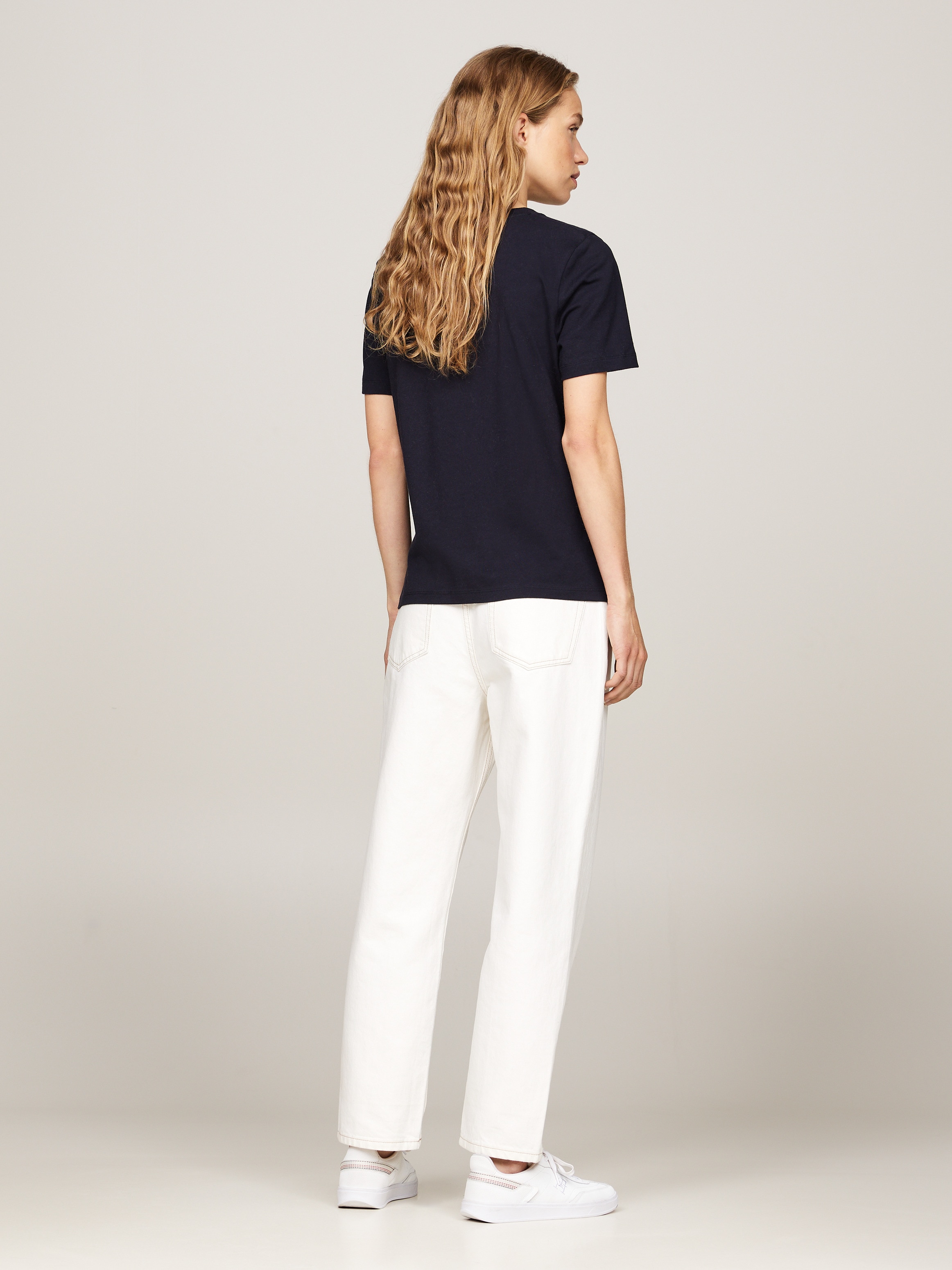 Tommy Hilfiger T-Shirt »NOS SCRIPT REGULAR C-NK SS«, Mit Rundhals und kontrastfarbenem Druck