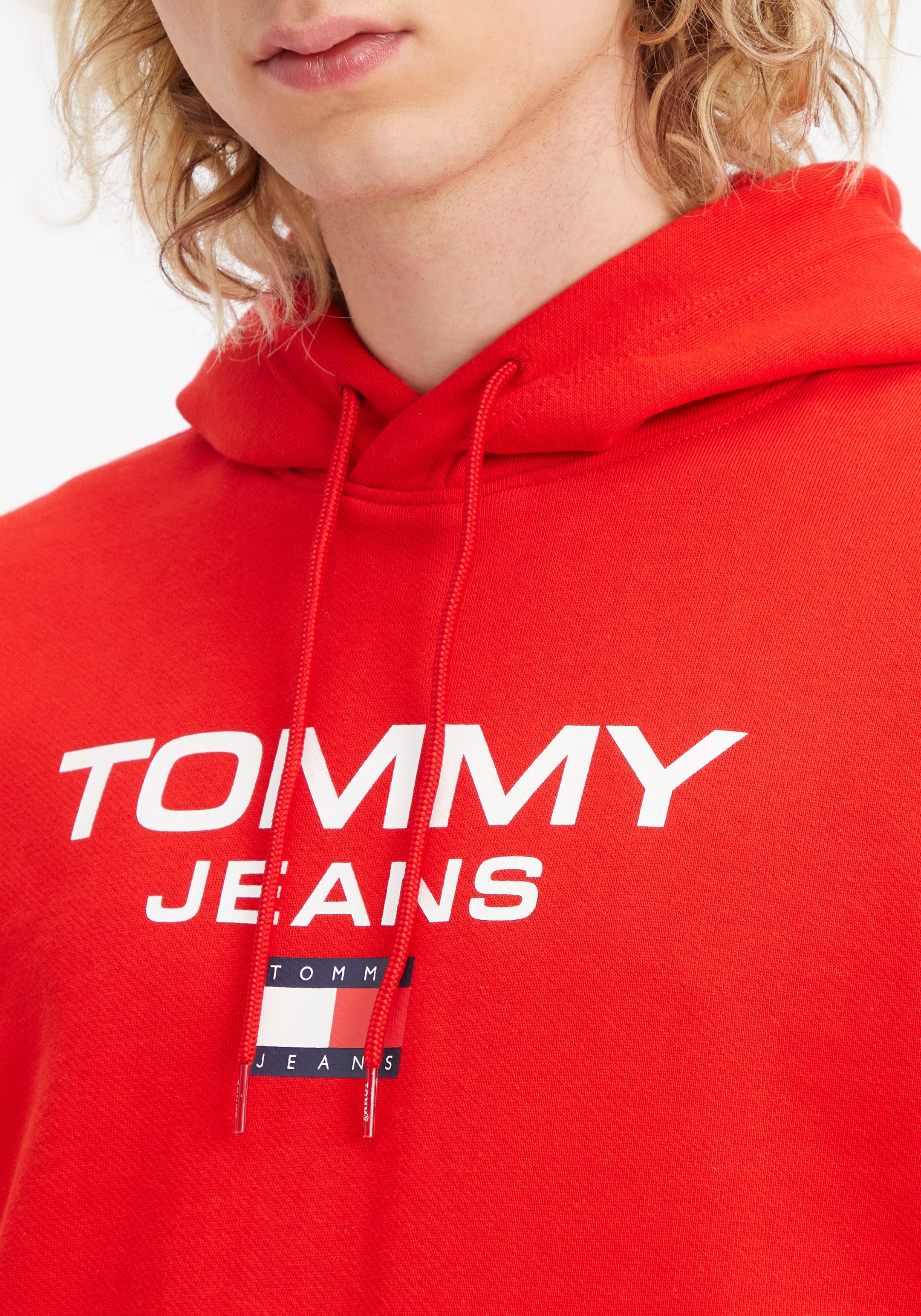 mit HOODIE«, ENTRY Logodruck REG »TJM Tommy Kapuzensweatshirt online Jeans kaufen