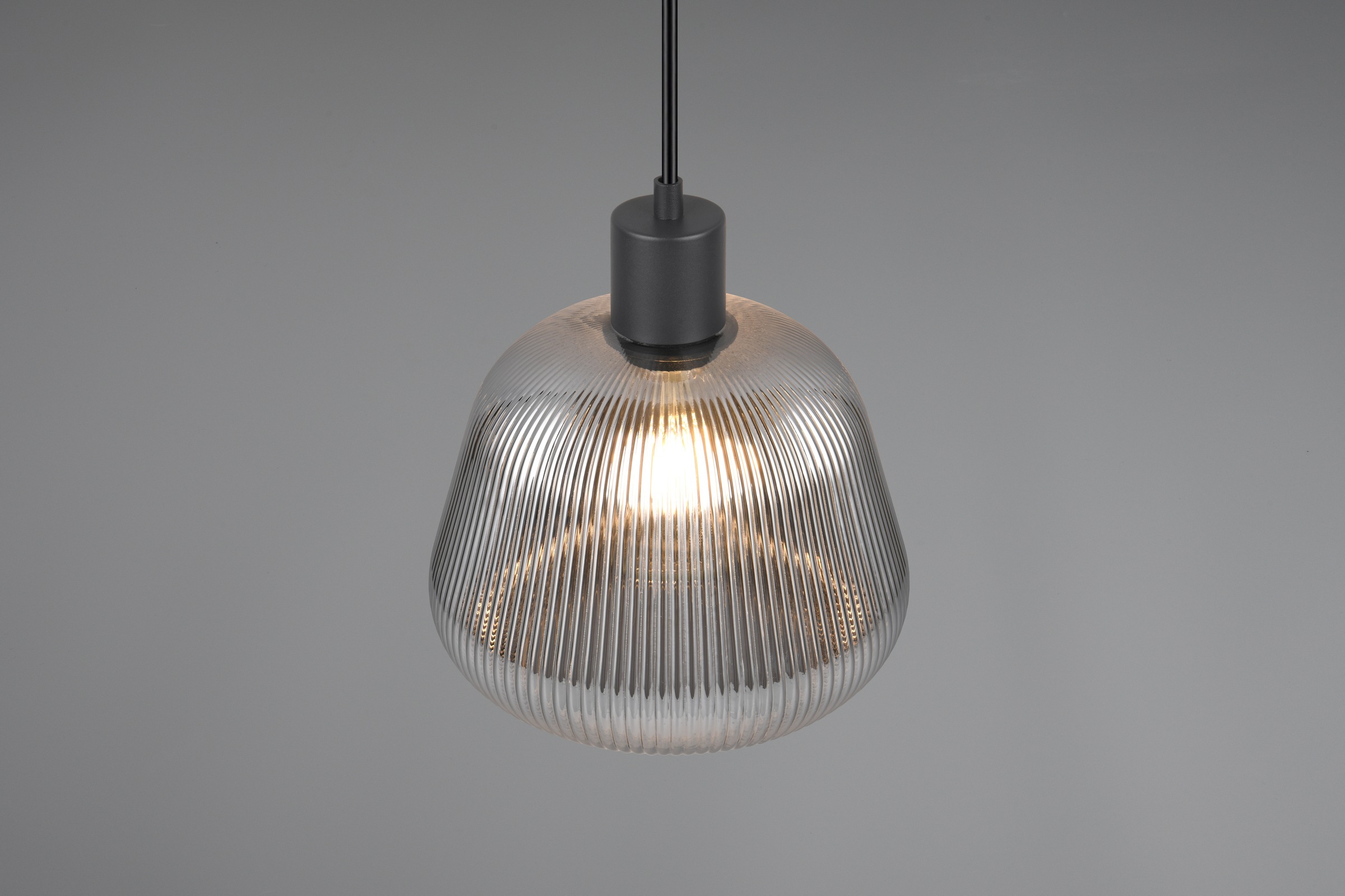 TRIO Leuchten Pendelleuchte »TARIFA, 1-flammige Hängeleuchte exkl 1xE27 max 25W, Glas Hängelampe«, 1 flammig, Leuchtmittel E27 | Leuchtmittel wechselbar, höhenverstellbar max 150cm Glas in Riffeloptik und leicht verspiegelt