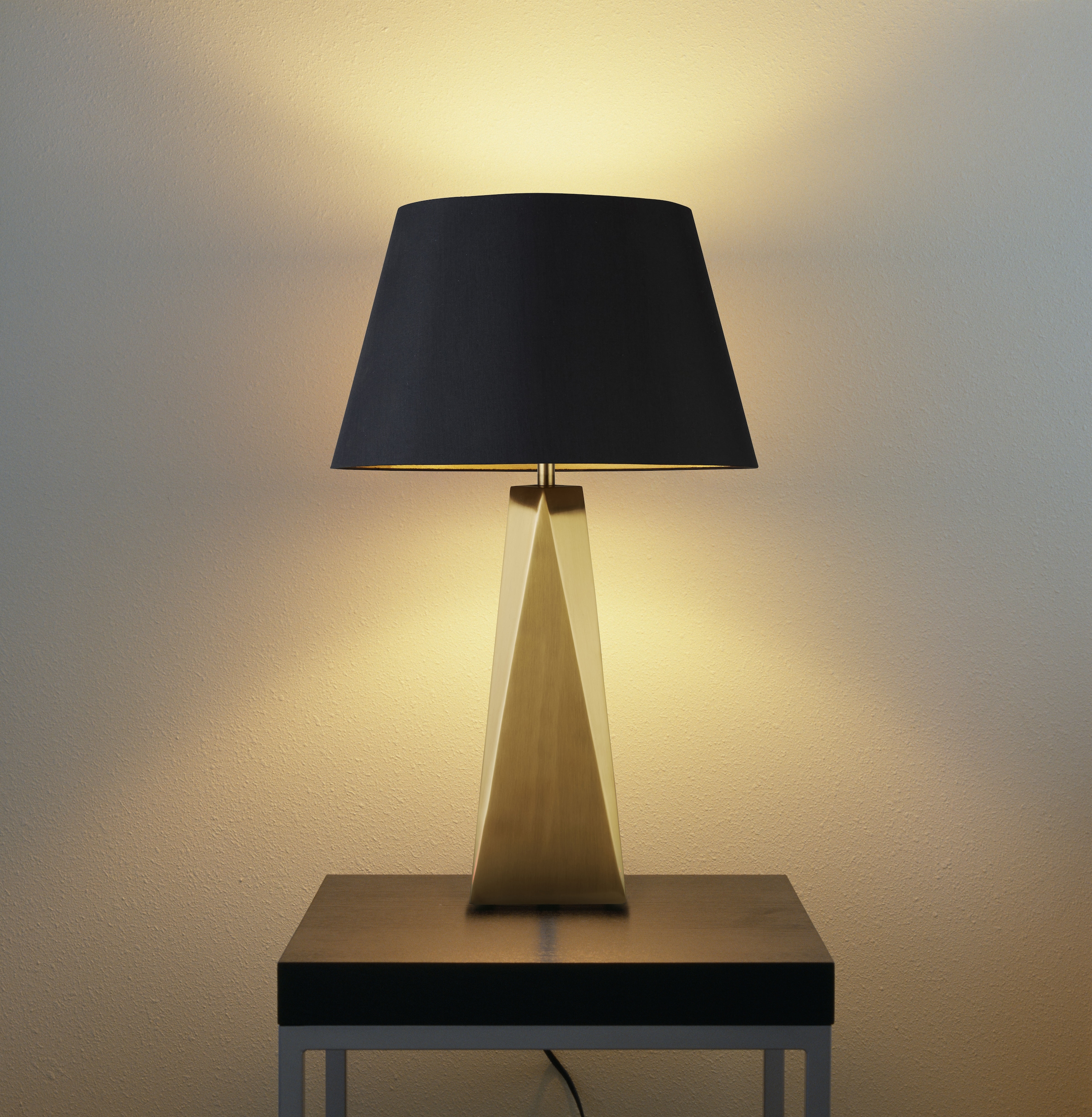 Searchlight Tischleuchte »Maldon Table Lamp - Gold Metal & Black Shade with Gold Inner« E27 1 Stk.