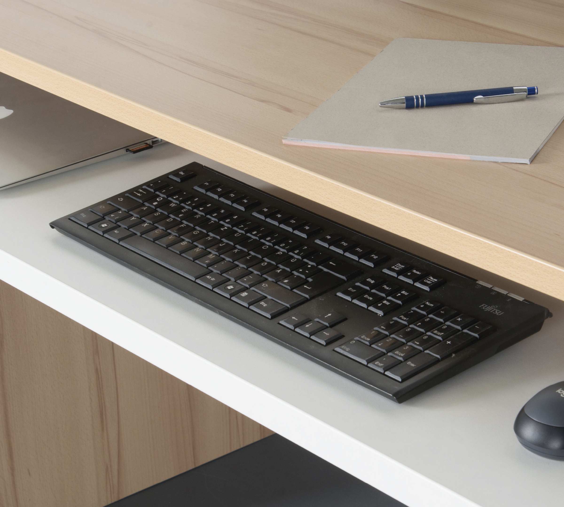 VOGL Möbelfabrik Schreibtisch »Barrie«, 2-farbiger Tablarauszug, Breite 137 cm, Made in Germany