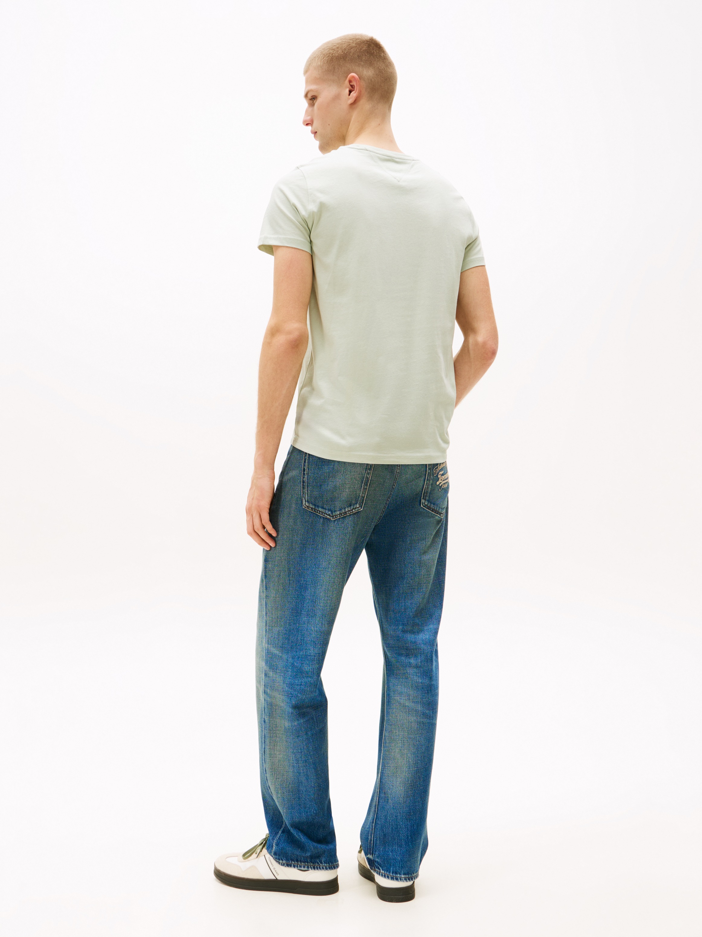 Tommy Jeans T-Shirt »TJM ESSENTIAL SOLID« mit Rundhalsausschnitt und dezenter Logo-Flag