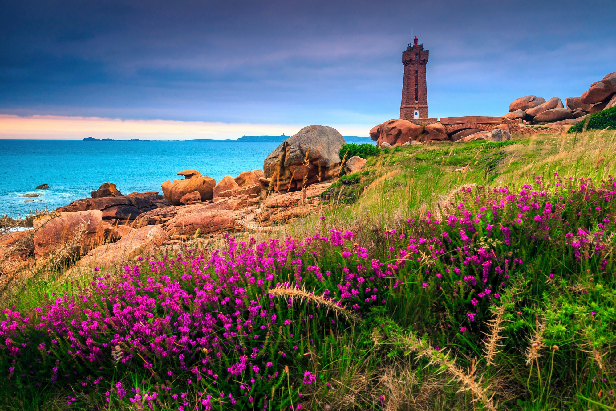 Papermoon Fototapete »LEUCHTTURM-BRETAGNE BLUMEN WIESE MEER OZEAN KÜSTE BERGE«