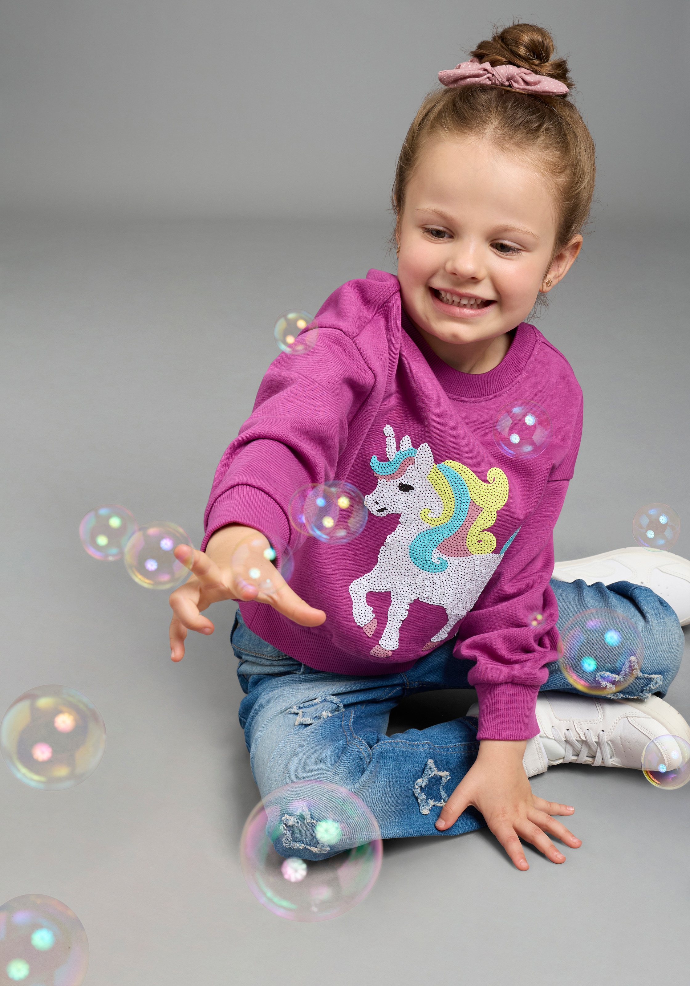 KIDSWORLD Sweatshirt »Einhorn-Applikation für kleine Mädchen«, Sweatshirt  mit schimmernden Pailletten-Applikationen
