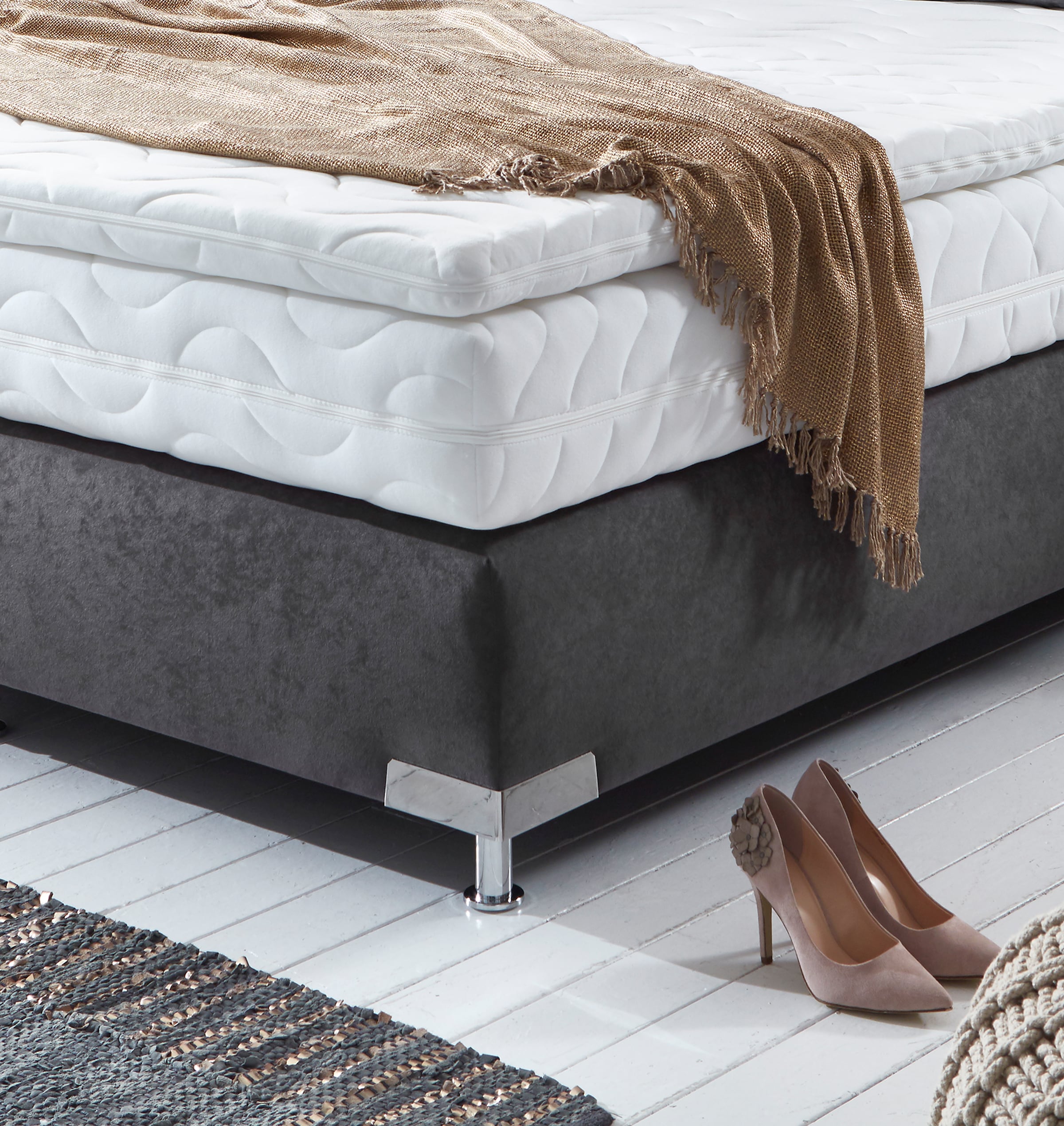 Westfalia Schlafkomfort Boxspringbett, mit dekorativen verchromten Eckelementen an der Box