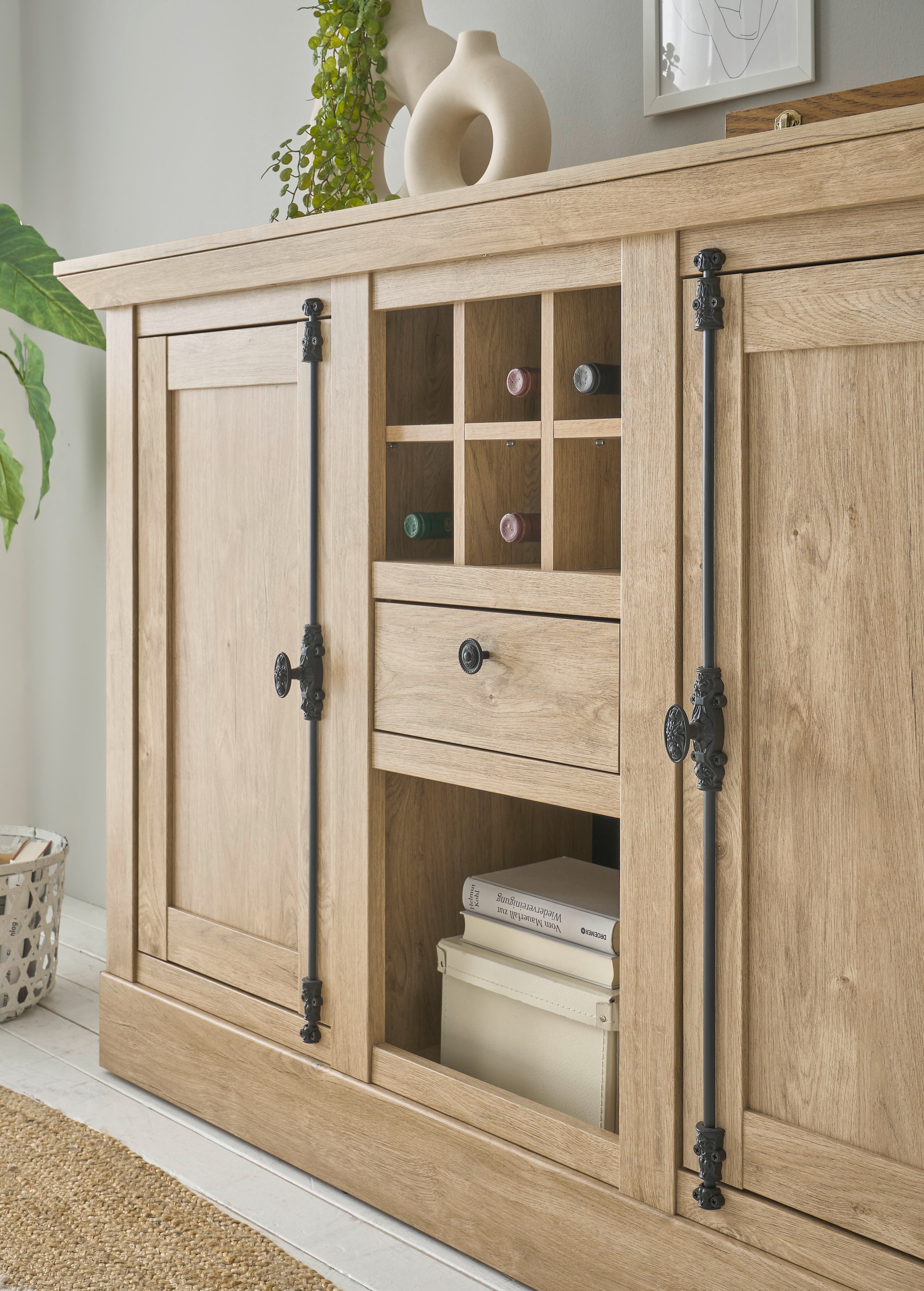 Home affaire Highboard »Cornwall, Kommode im Landhausstil, Schrank, Sideboard, Eiche Dekor«, (1 St.), verschnörkelte Metallgriffe, ausreichend Stauraum, 152 cm breit