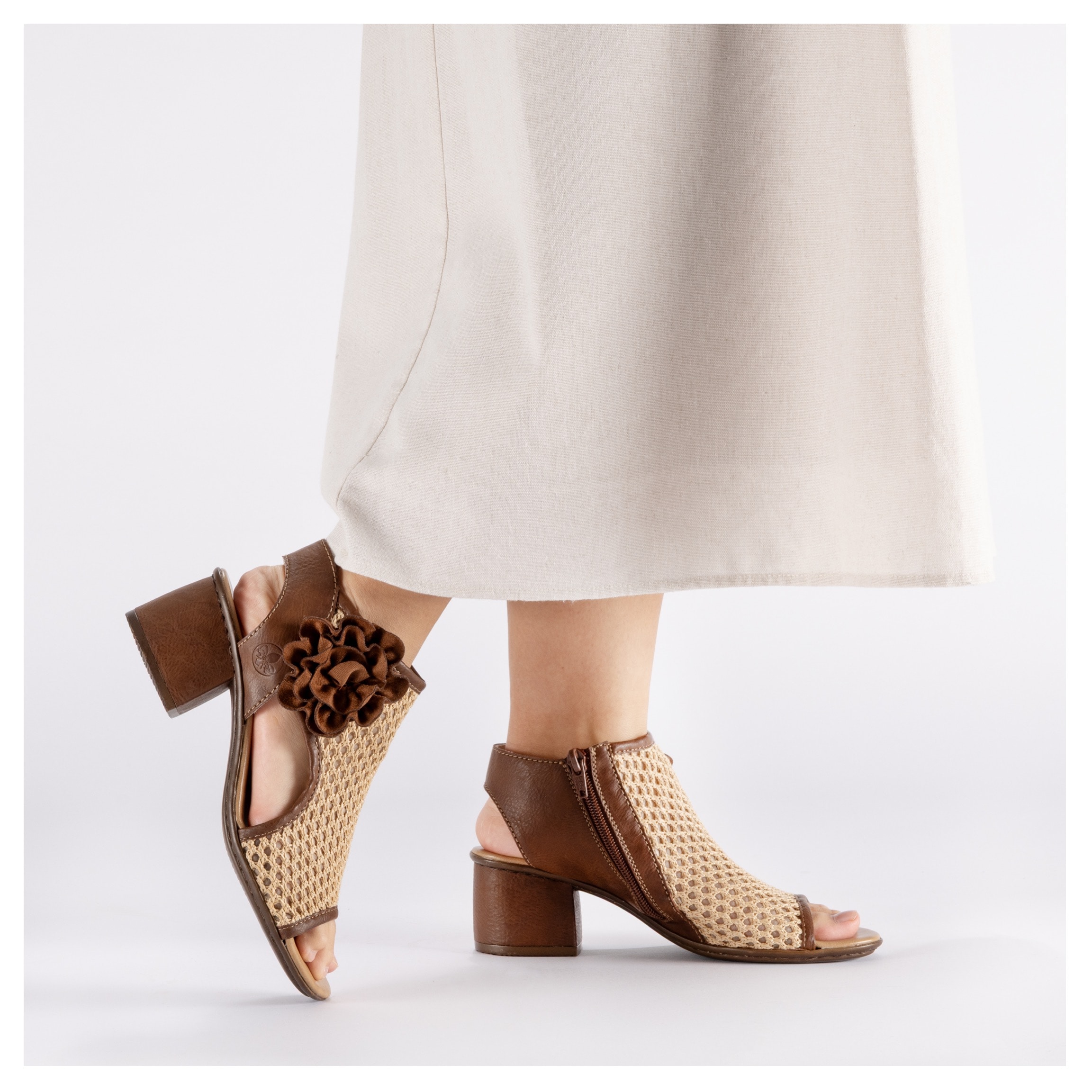 Rieker Schaftsandalette  Sommerschuh, Urlaubsschuh mit dekorativer Blüten-Verzierung