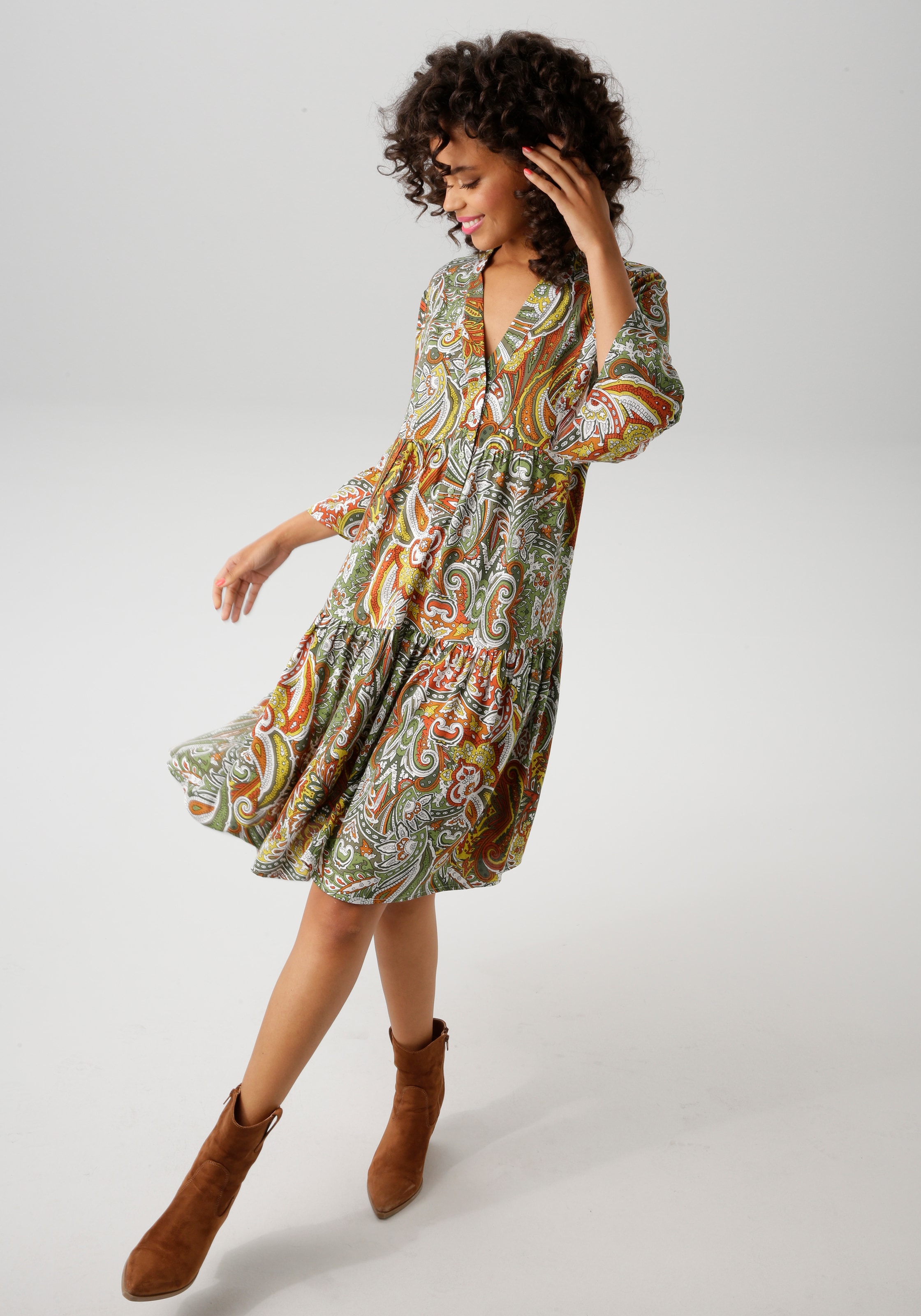 Aniston CASUAL Tunikakleid, mit farbharmonischem, großflächigen Paisley-Muster