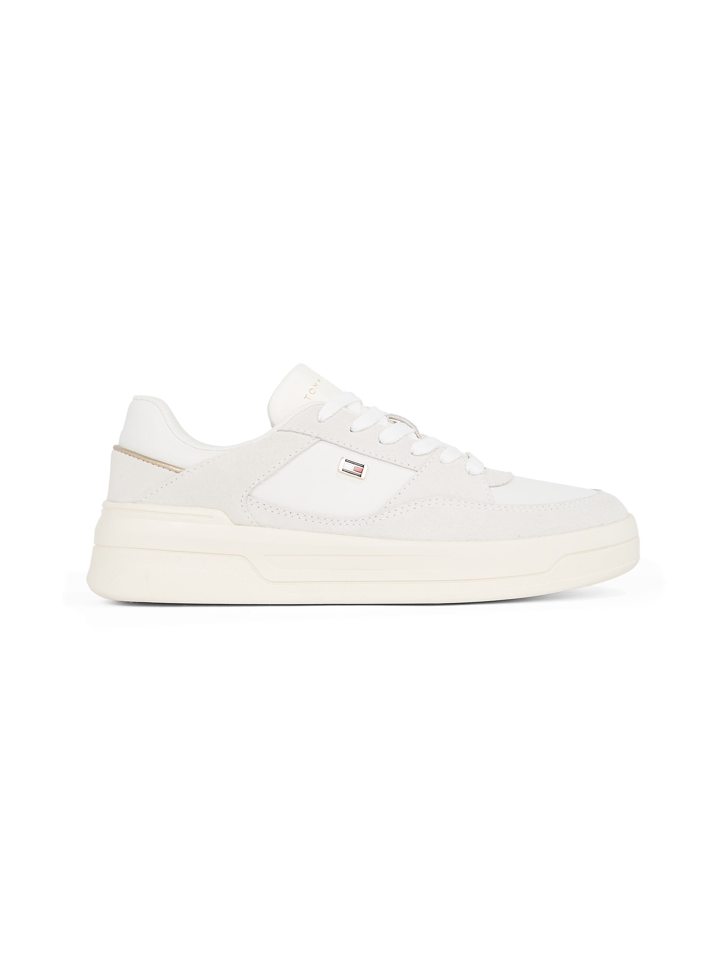 Tommy Hilfiger Plateausneaker »ESSENTIAL BASKET SNEAKER«, Freizeitschuh, Halbschuh, Schnürer mit Logoflaggen-Emblem
