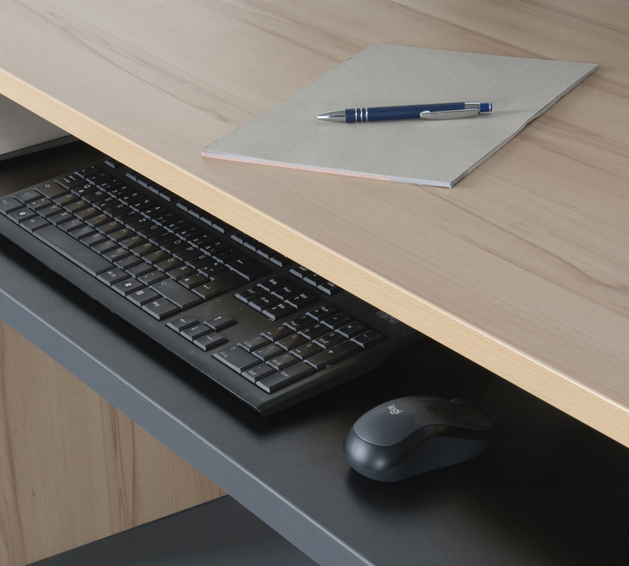 VOGL Möbelfabrik Schreibtisch »Barrie«, 2-farbiger Tablarauszug, Breite 137 cm, Made in Germany