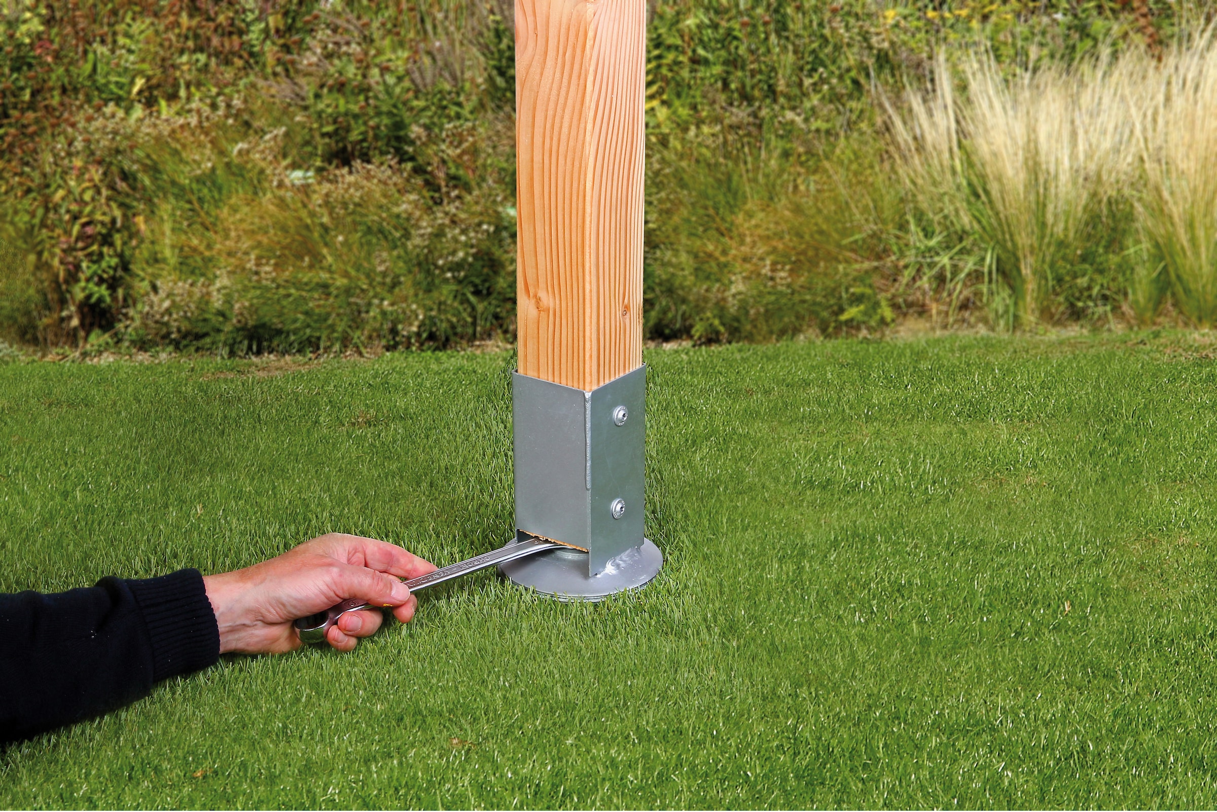 Alberts Einschlag-Bodenhülse »71x71 mm«, für Vierkantholzpfosten, mit verstellbarem Topf, Gesamtlänge 750 mm